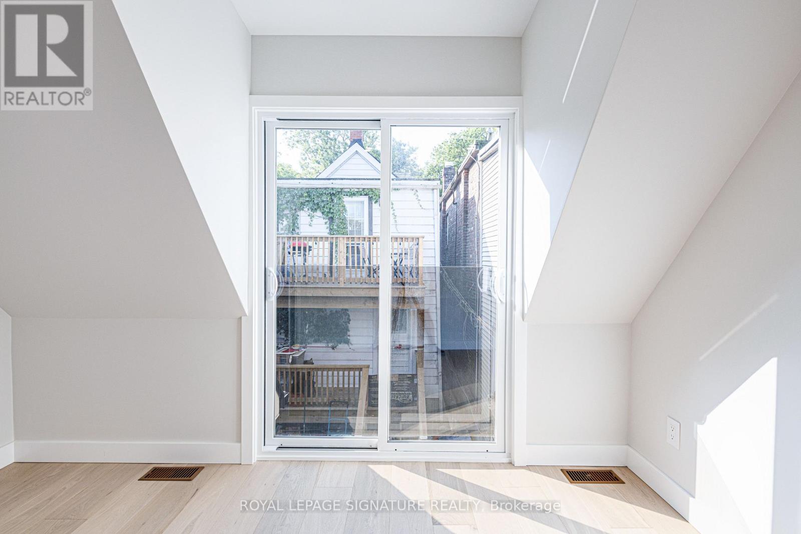 Upper - 20 Kewbeach Avenue, Toronto, Ontario  M4L 1B7 - Photo 29 - E13021448