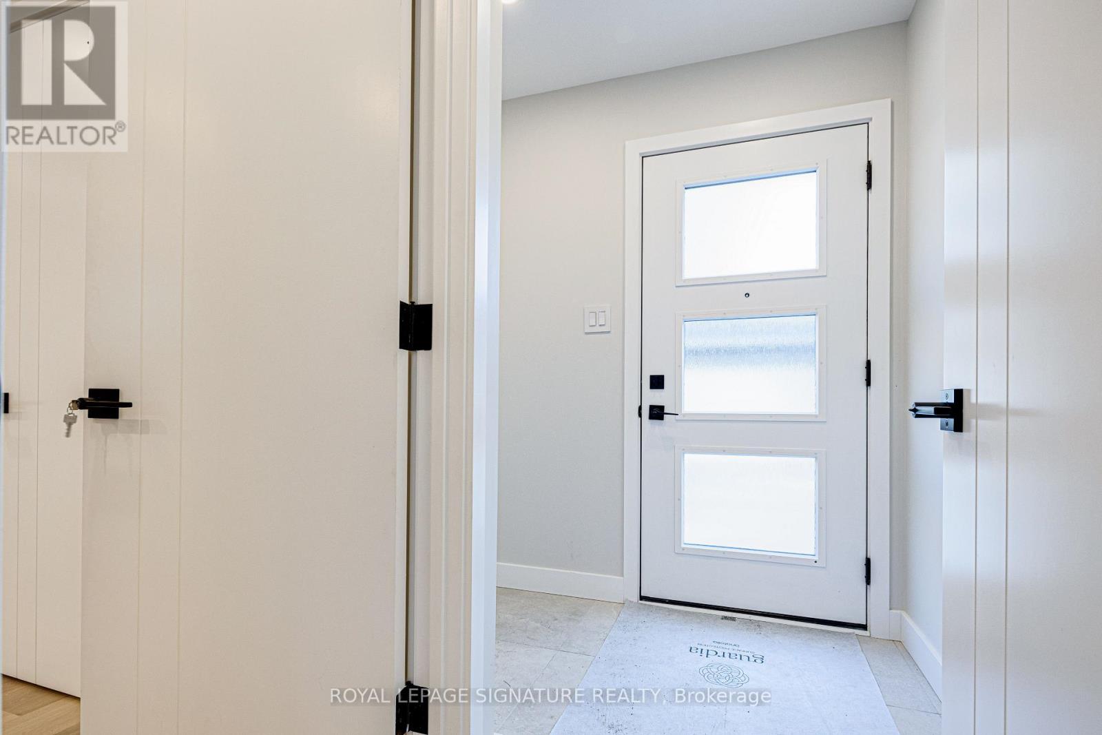 Upper - 20 Kewbeach Avenue, Toronto, Ontario  M4L 1B7 - Photo 4 - E13021448