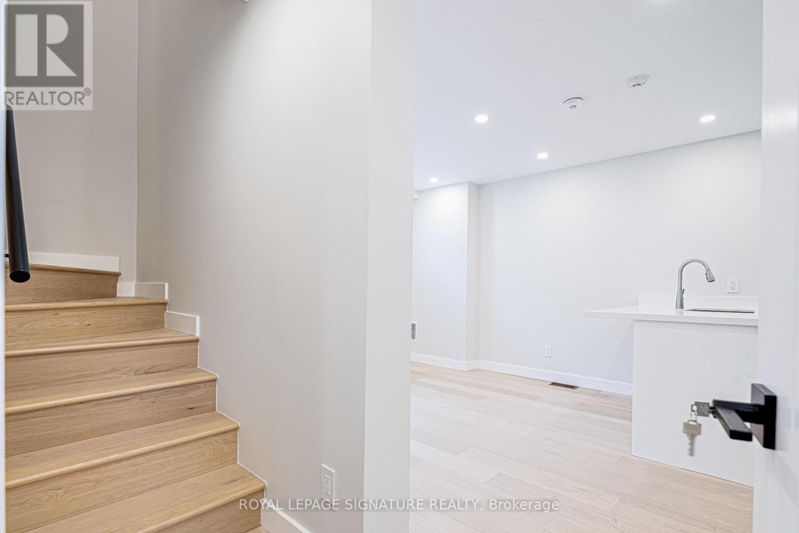 Upper - 20 Kewbeach Avenue, Toronto, Ontario  M4L 1B7 - Photo 5 - E13021448