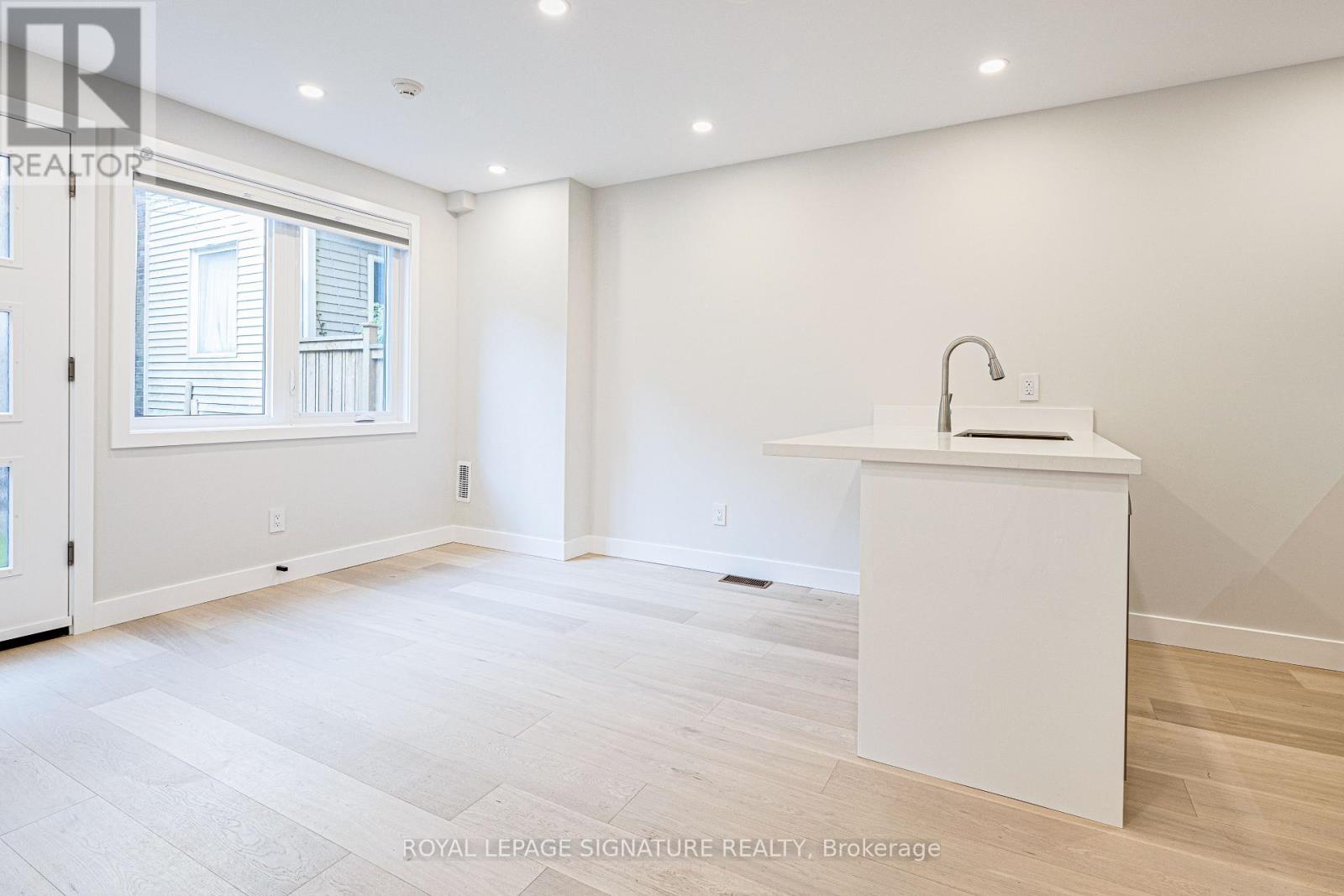 Upper - 20 Kewbeach Avenue, Toronto, Ontario  M4L 1B7 - Photo 6 - E13021448