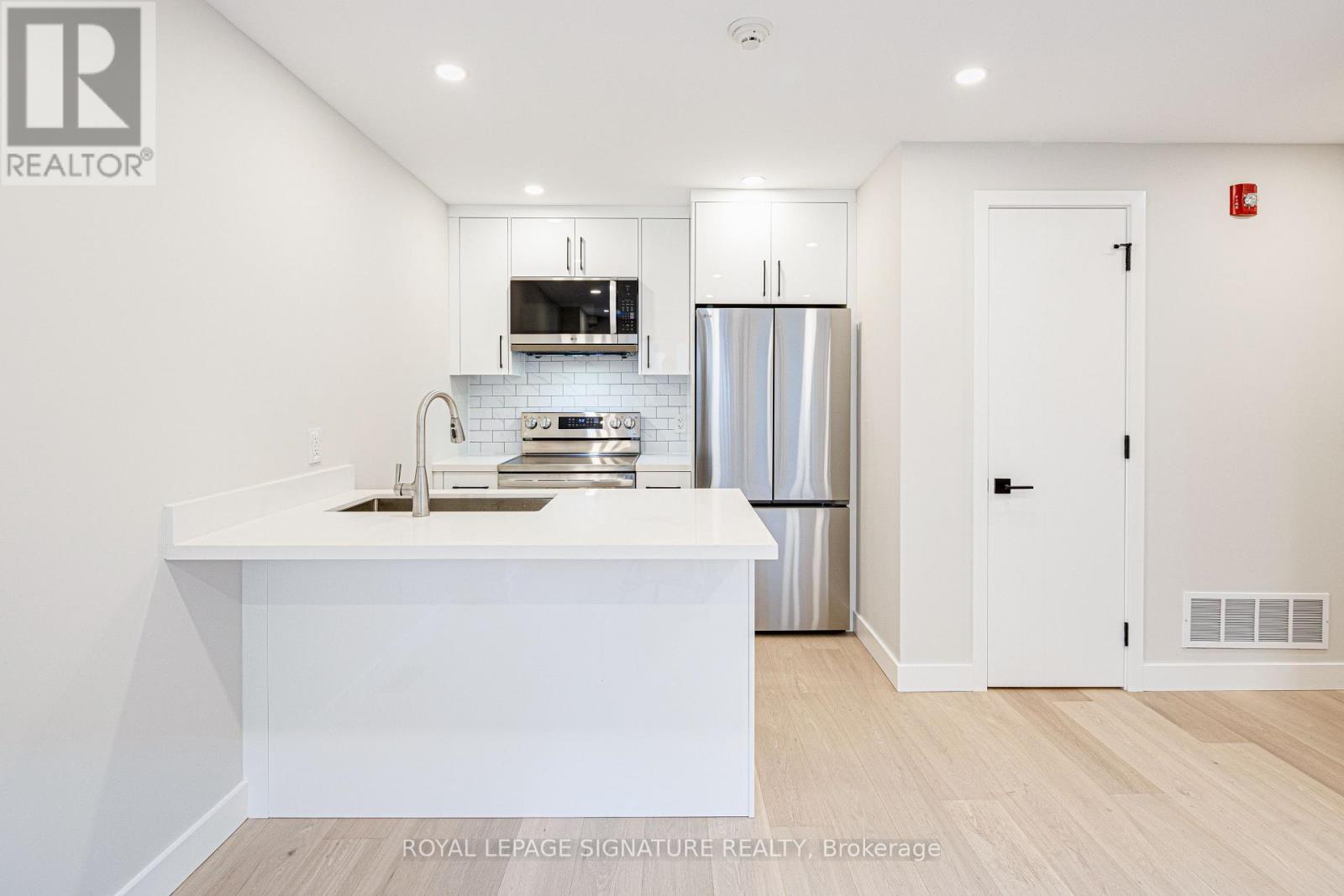 Upper - 20 Kewbeach Avenue, Toronto, Ontario  M4L 1B7 - Photo 9 - E13021448