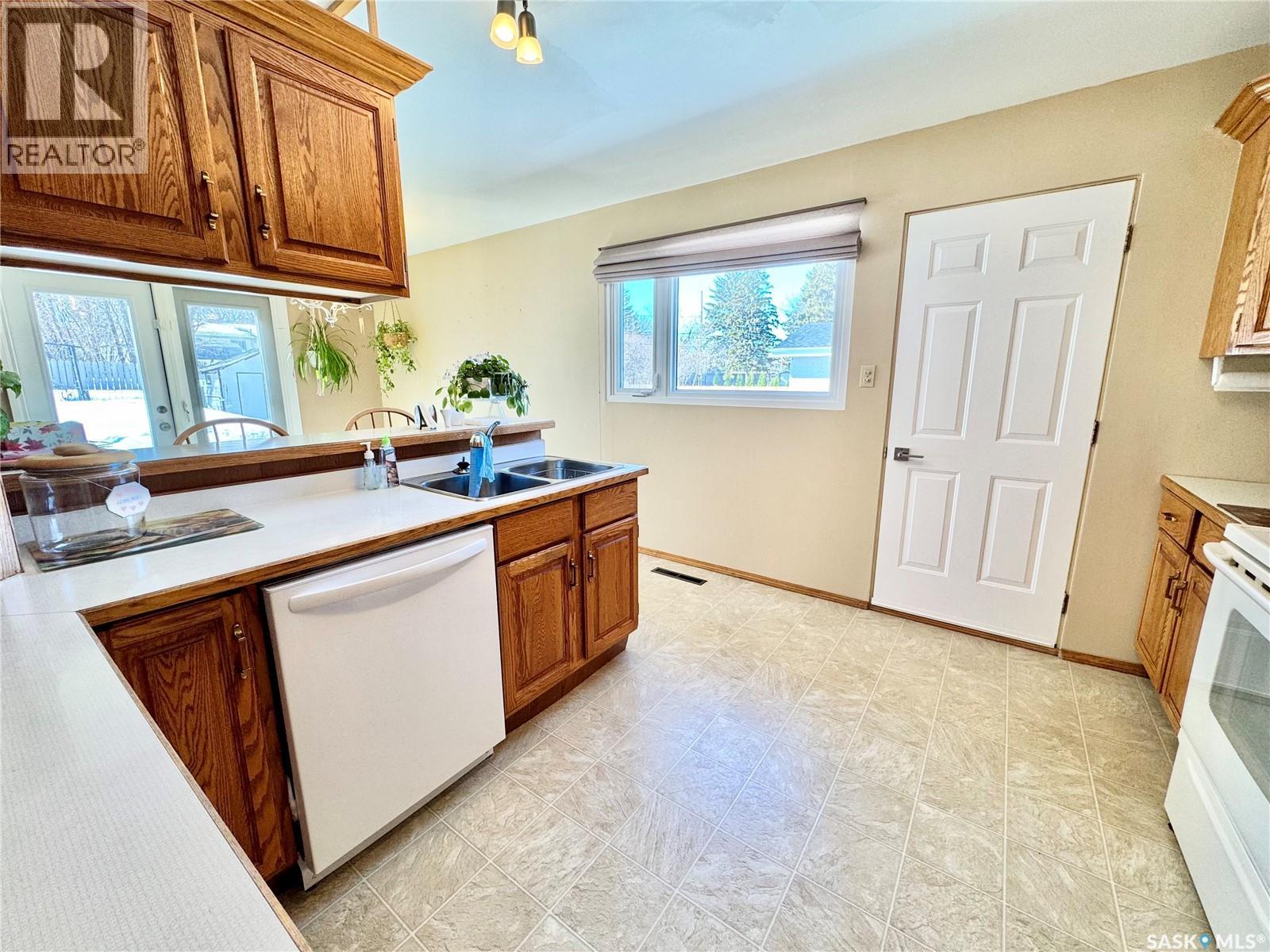 703 Agnew Street, Prince Albert, Saskatchewan  S6V 2P2 - Photo 4 - SK033431