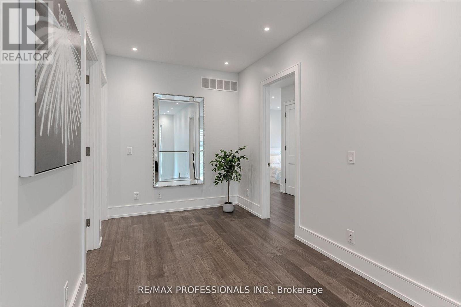 4 Dunrobin Drive, Toronto, Ontario  M9B 2S9 - Photo 2 - W13021358