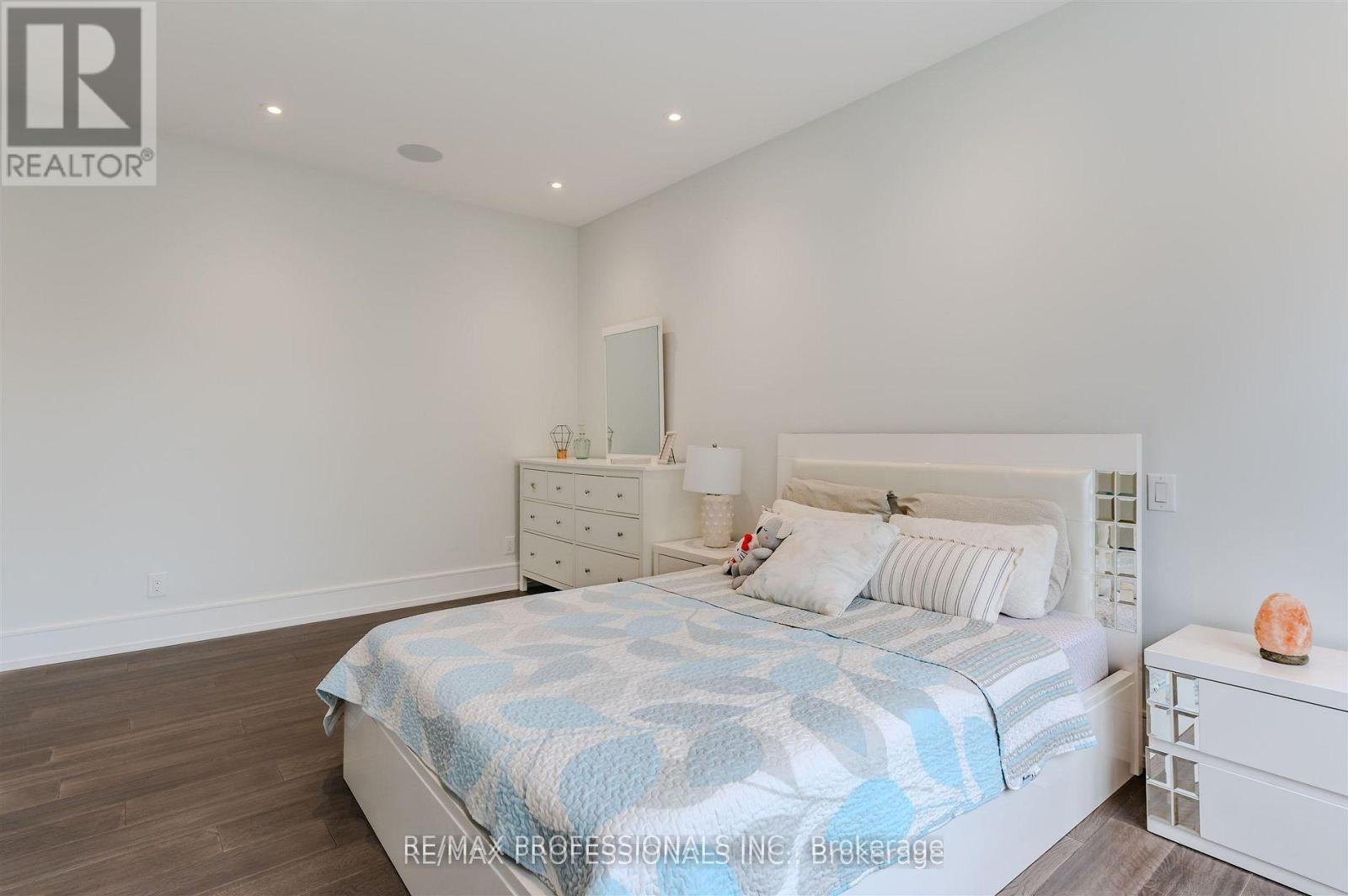 4 Dunrobin Drive, Toronto, Ontario  M9B 2S9 - Photo 34 - W13021358