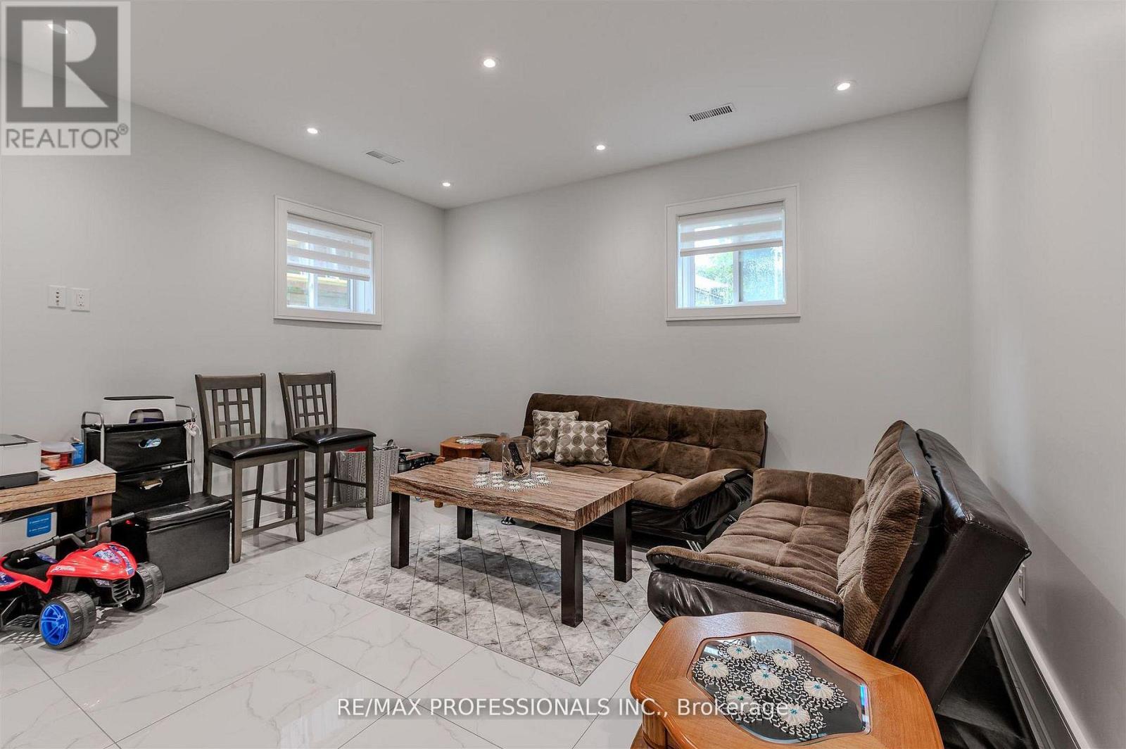 4 Dunrobin Drive, Toronto, Ontario  M9B 2S9 - Photo 8 - W13021358