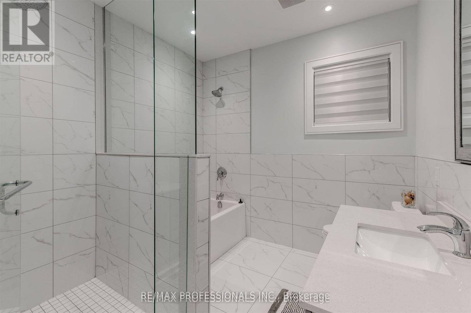 4 Dunrobin Drive, Toronto, Ontario  M9B 2S9 - Photo 9 - W13021358