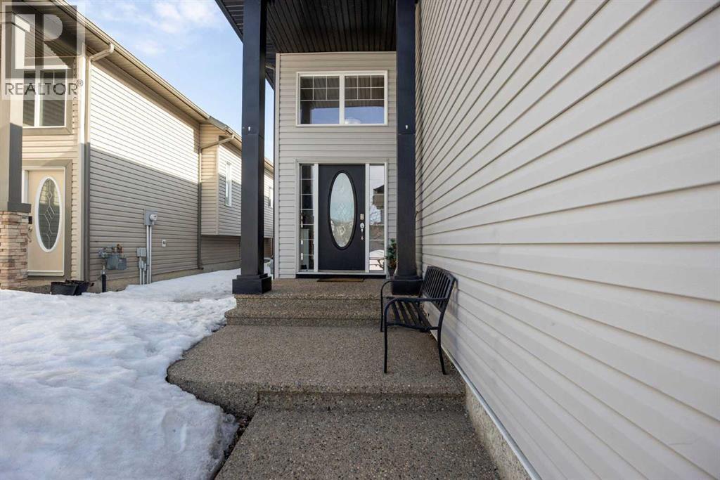 349 Walnut Crescent, Fort Mcmurray, Alberta  T9K 0W3 - Photo 2 - A2303134