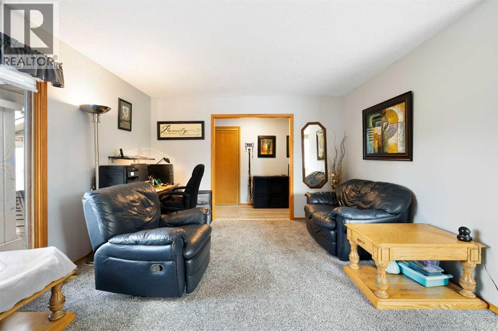 12 Thornwood Place NW, Calgary, Alberta  T2K 5N2 - Photo 4 - A2302065