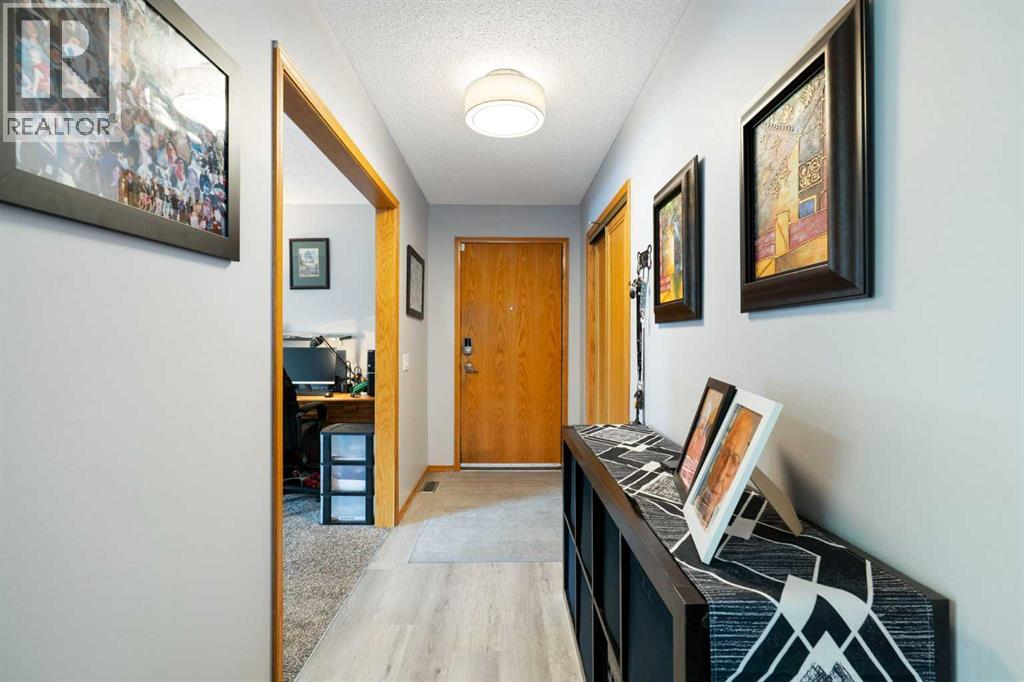 12 Thornwood Place NW, Calgary, Alberta  T2K 5N2 - Photo 5 - A2302065