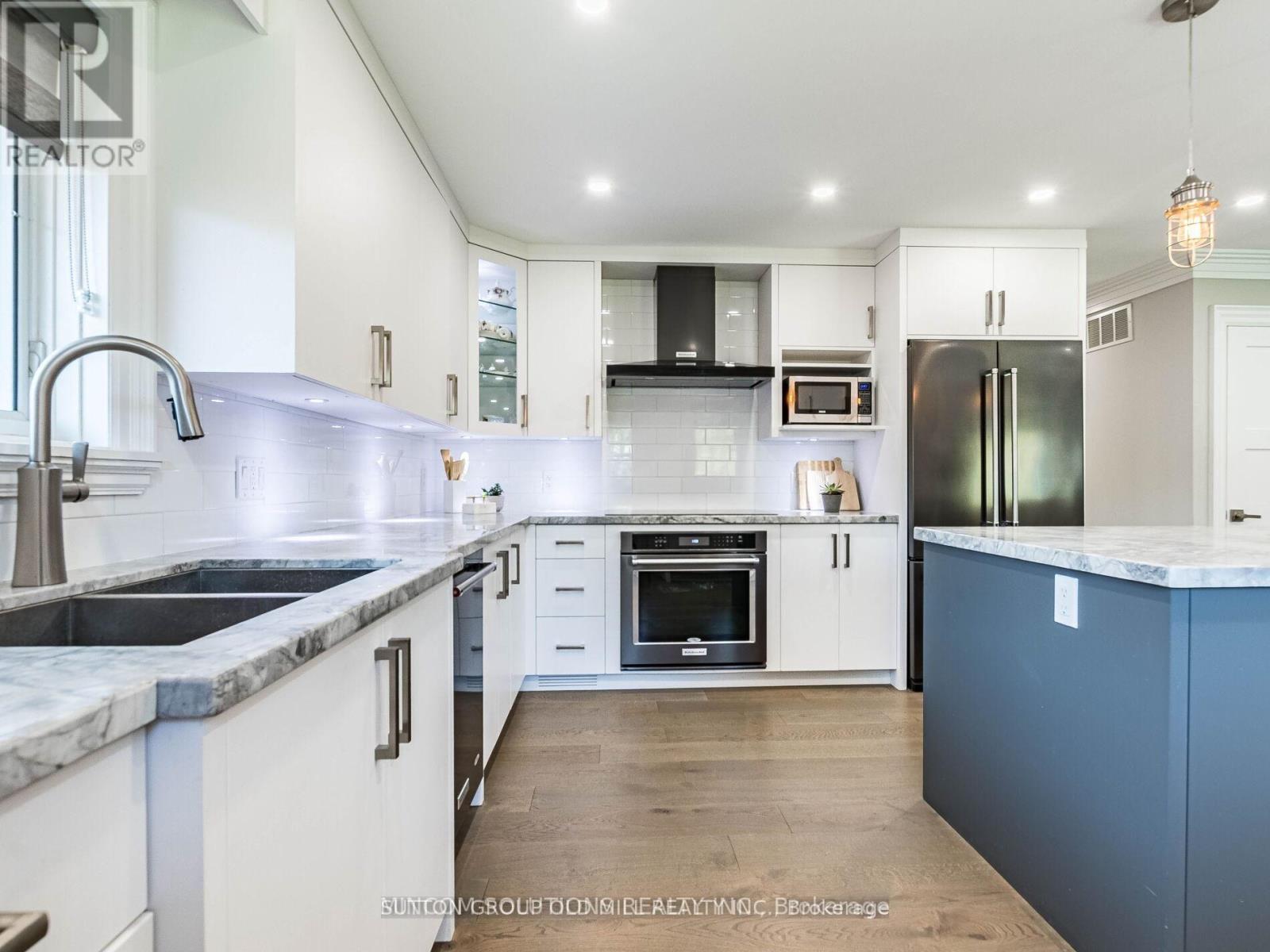 37 Suburban Drive, Mississauga, Ontario  L5N 1G8 - Photo 13 - W12945772