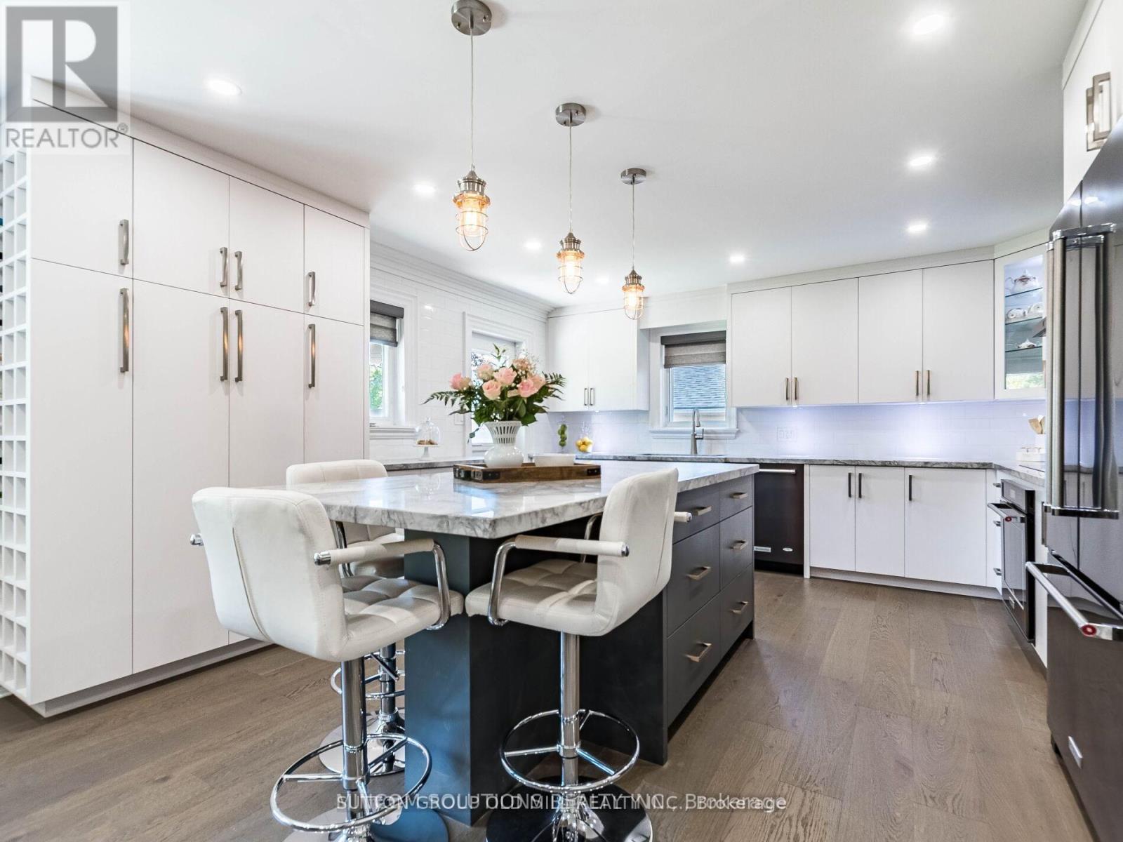 37 Suburban Drive, Mississauga, Ontario  L5N 1G8 - Photo 10 - W12945772