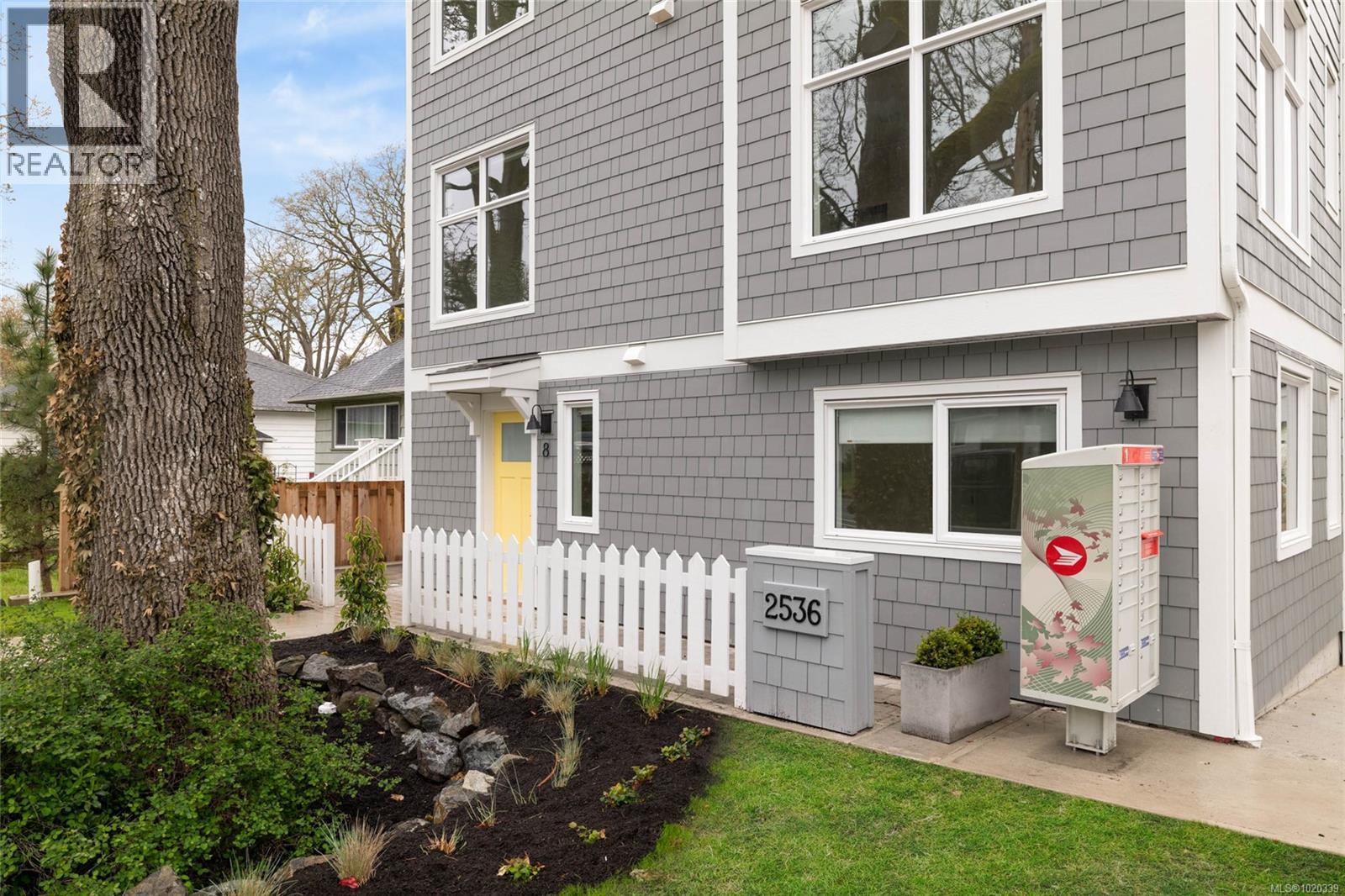 8 2536 Shelbourne St, Victoria, British Columbia  V8R 4L5 - Photo 1 - 1020339