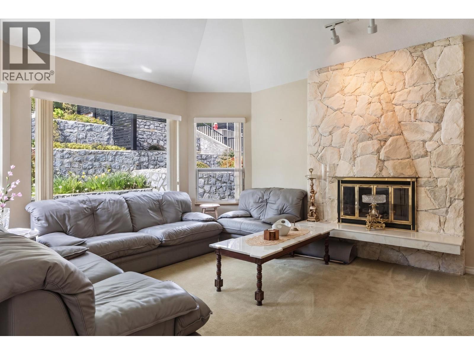 547 Tempe Crescent, North Vancouver, British Columbia  V7N 1E7 - Photo 2 - R3113414