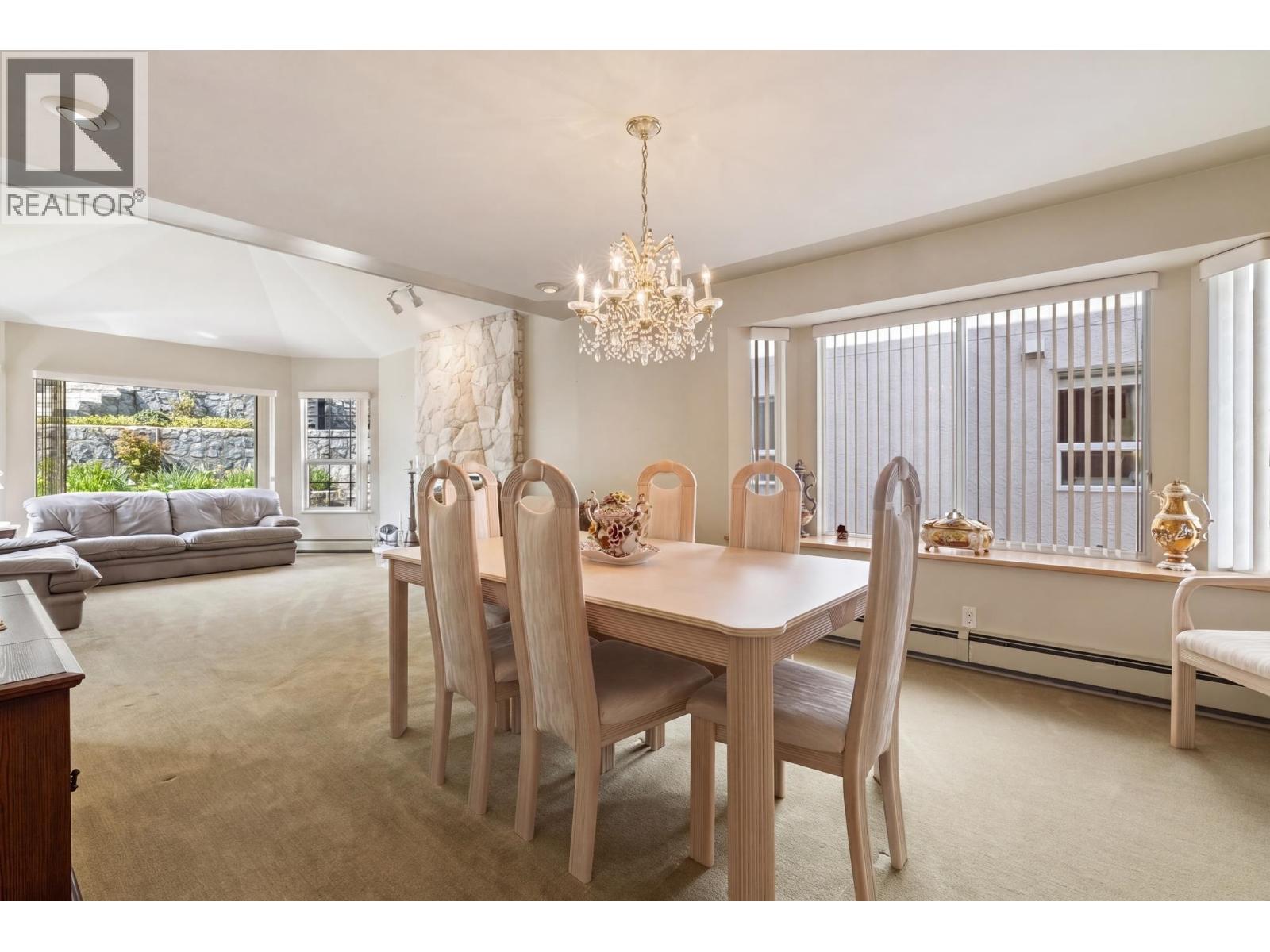 547 Tempe Crescent, North Vancouver, British Columbia  V7N 1E7 - Photo 3 - R3113414