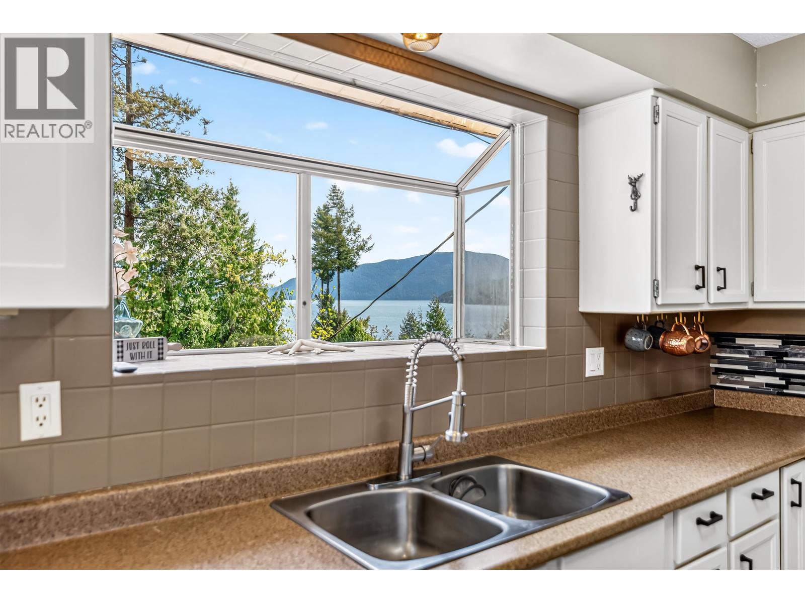 1849 North Road, Gibsons, British Columbia  V0N 1V1 - Photo 11 - R3113426