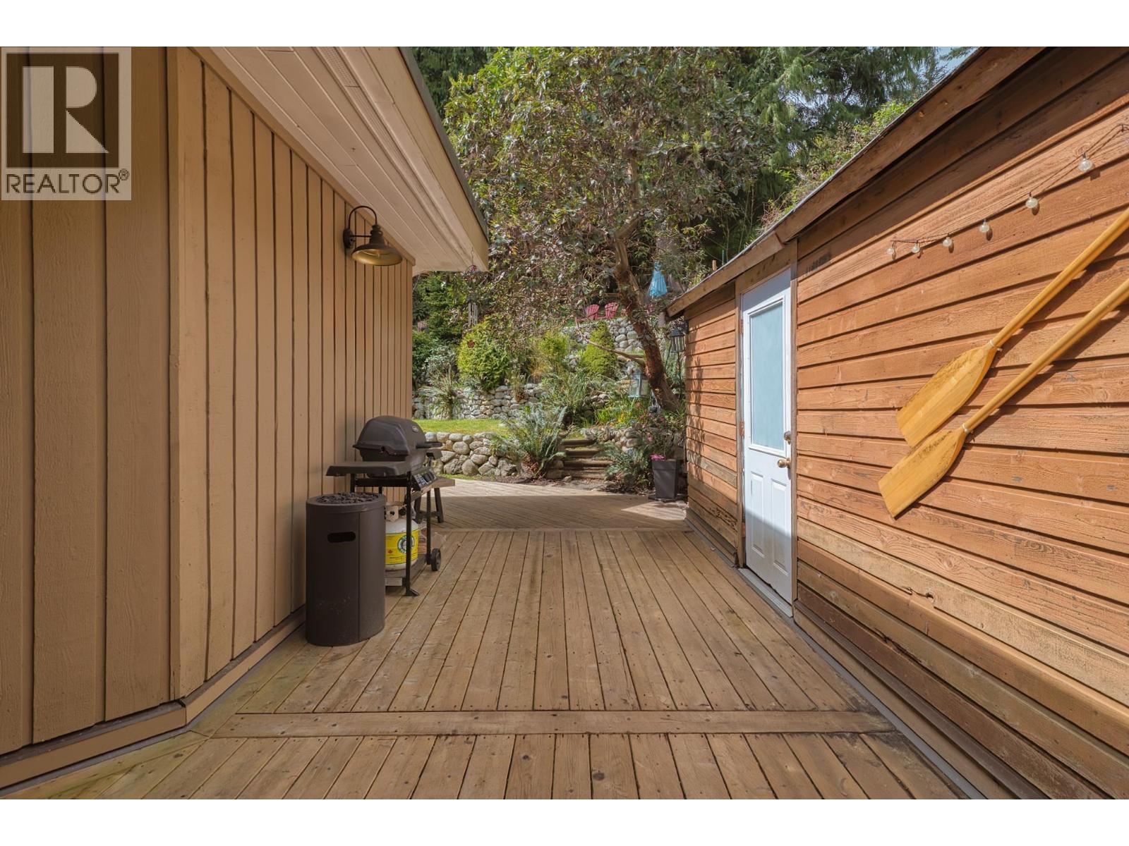 1849 North Road, Gibsons, British Columbia  V0N 1V1 - Photo 2 - R3113426