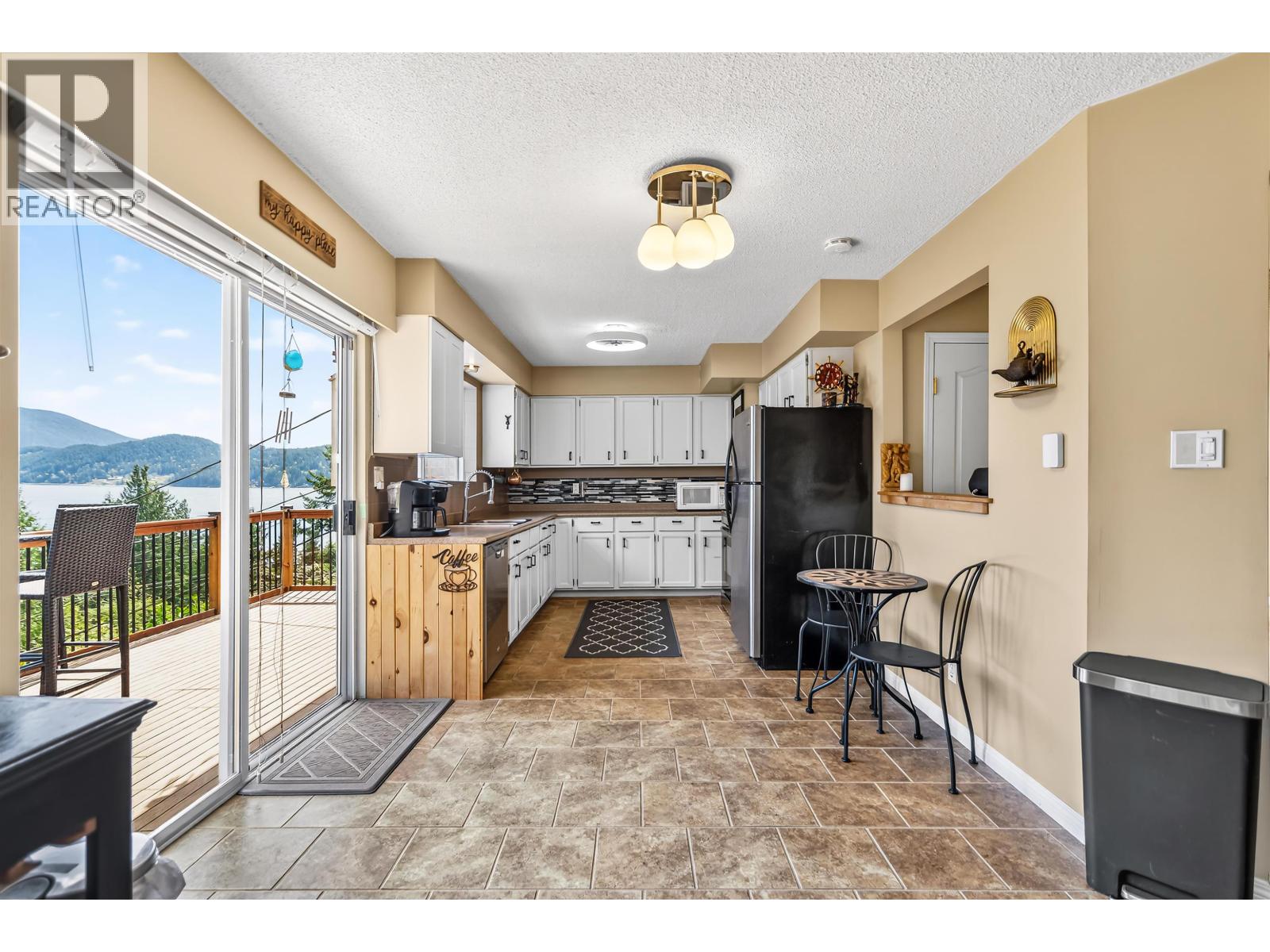 1849 North Road, Gibsons, British Columbia  V0N 1V1 - Photo 9 - R3113426