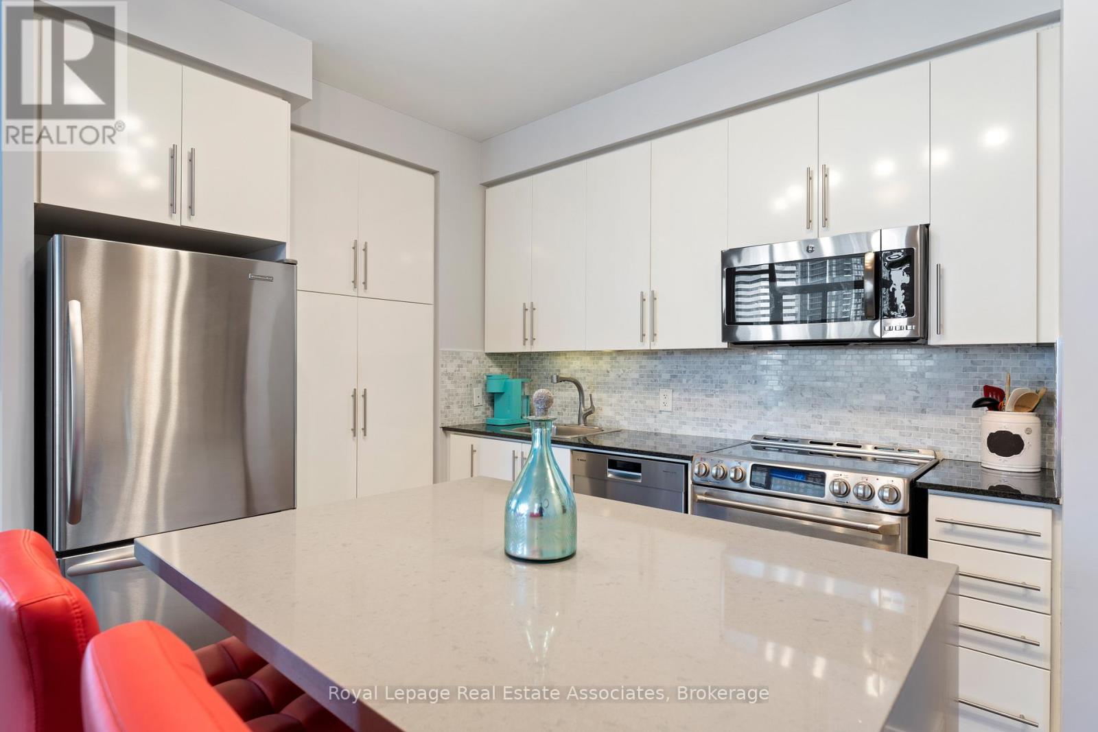 2604 - 330 Burnhamthorpe Road W, Mississauga, Ontario  L5C 4P4 - Photo 2 - W13020940