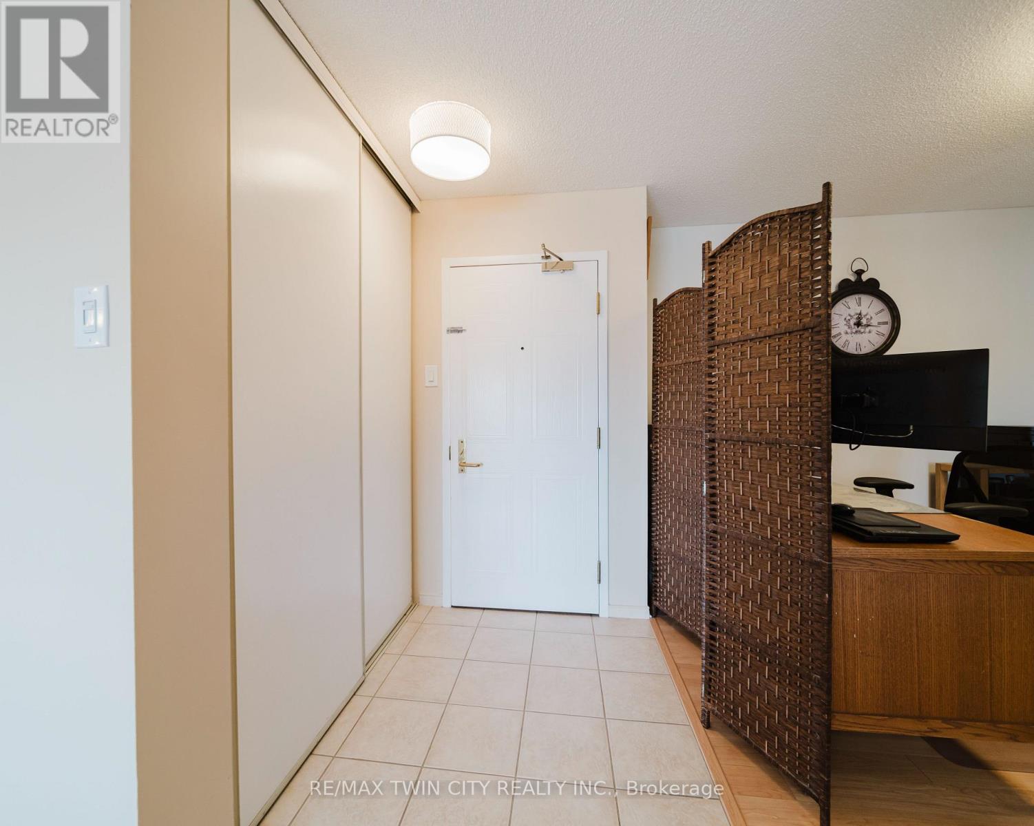 705 - 265 Westcourt Place, Waterloo, Ontario  N2L 6E4 - Photo 4 - X12877254