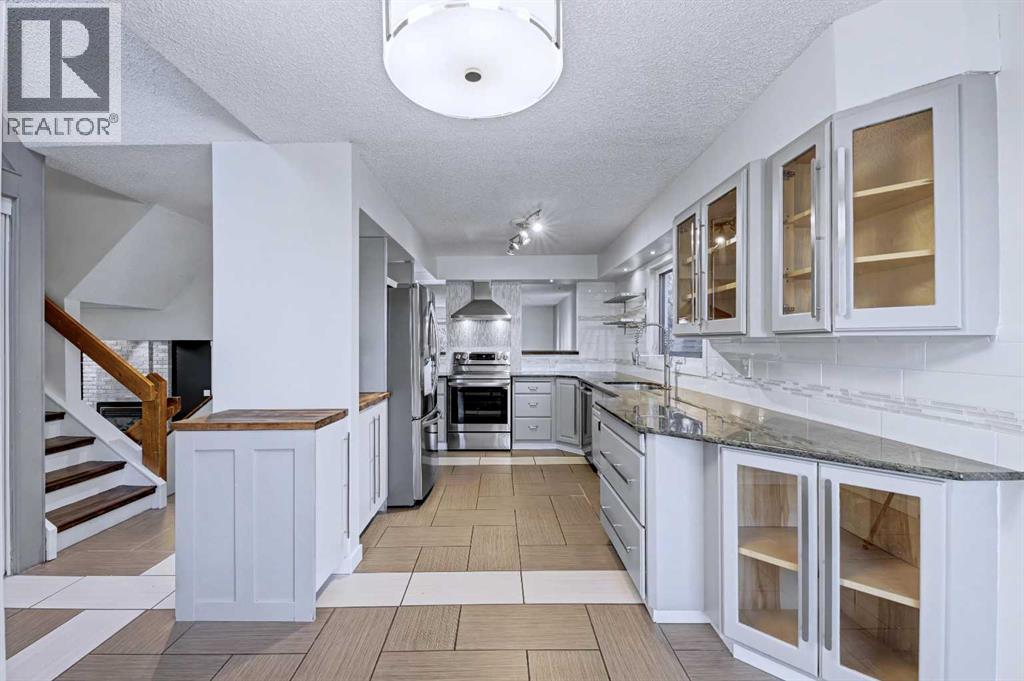 188 Bernard Drive NW, Calgary, Alberta  T3K 2B7 - Photo 4 - A2287043