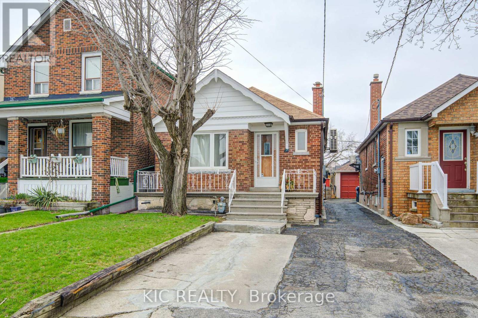 35 MONTCALM AVENUE, toronto (briar hill-belgravia), Ontario