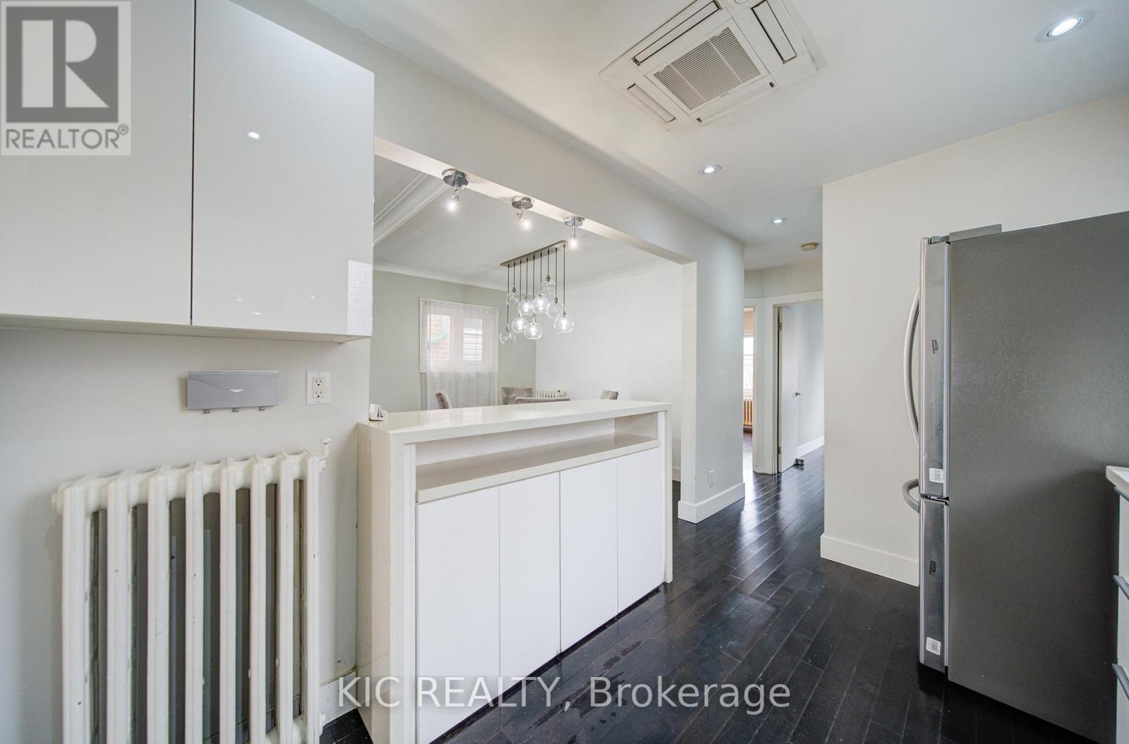 35 Montcalm Avenue, Toronto, Ontario  M6E 4N2 - Photo 11 - W13021562