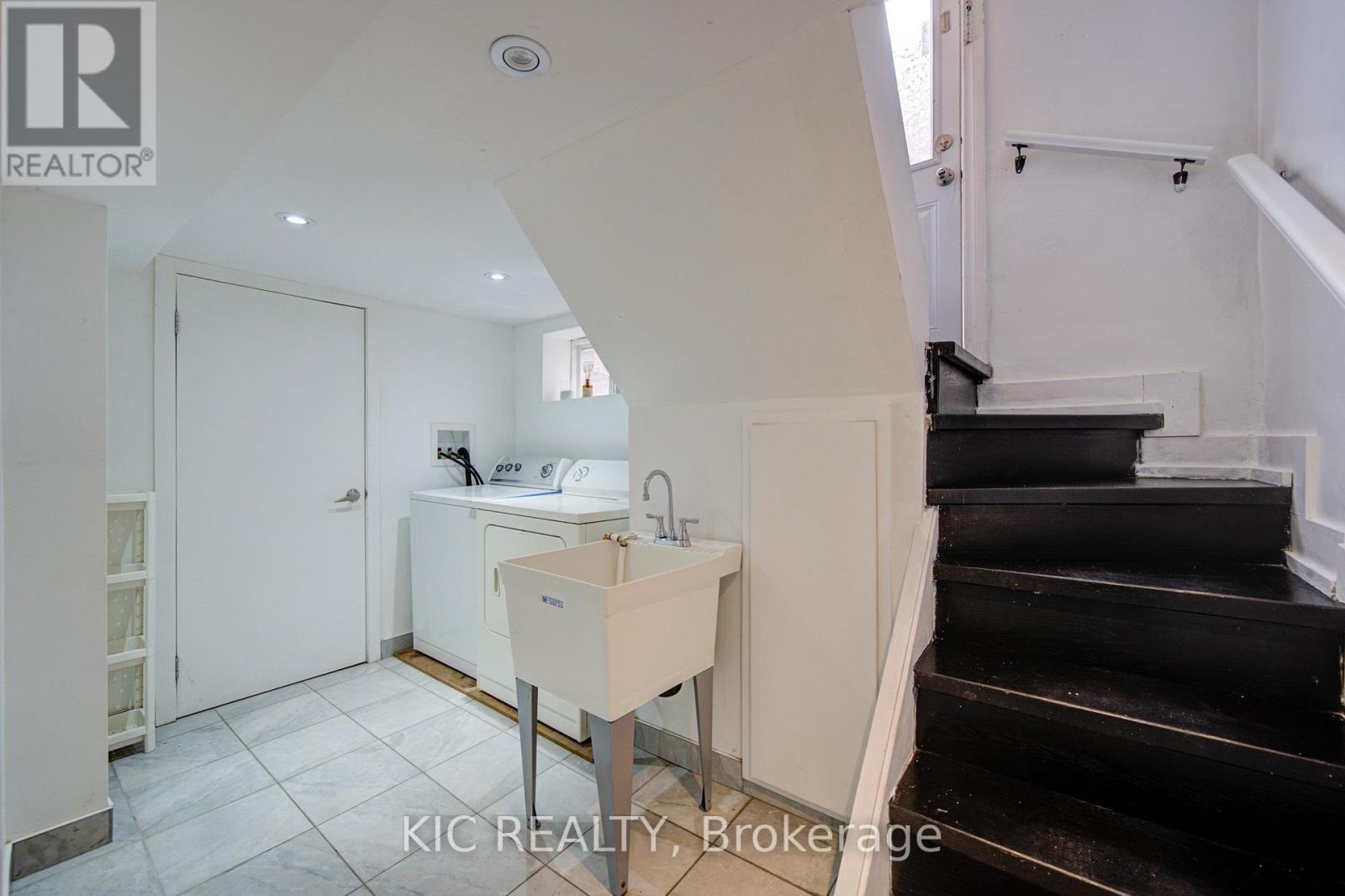 35 Montcalm Avenue, Toronto, Ontario  M6E 4N2 - Photo 19 - W13021562