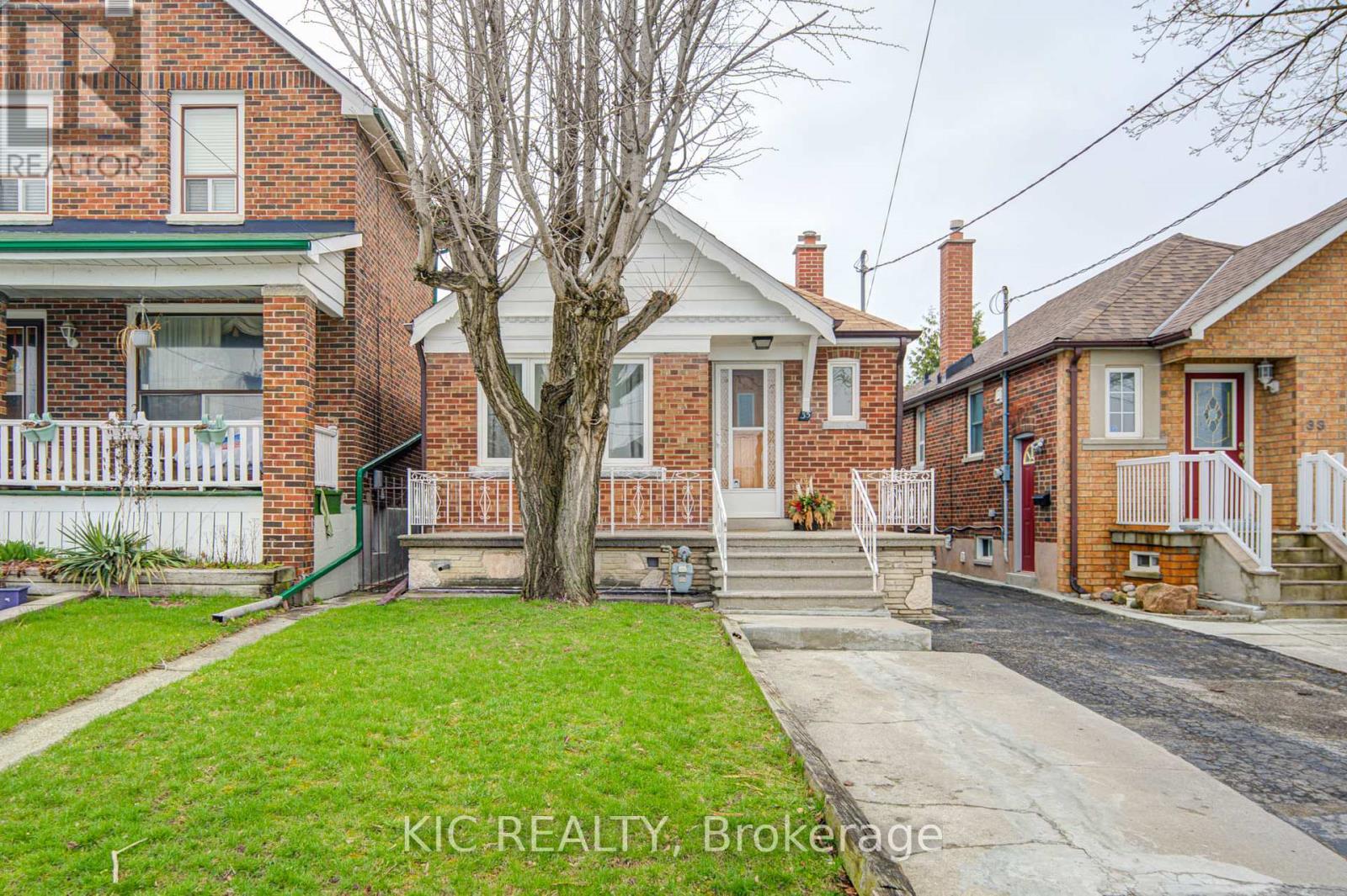 35 Montcalm Avenue, Toronto, Ontario  M6E 4N2 - Photo 2 - W13021562