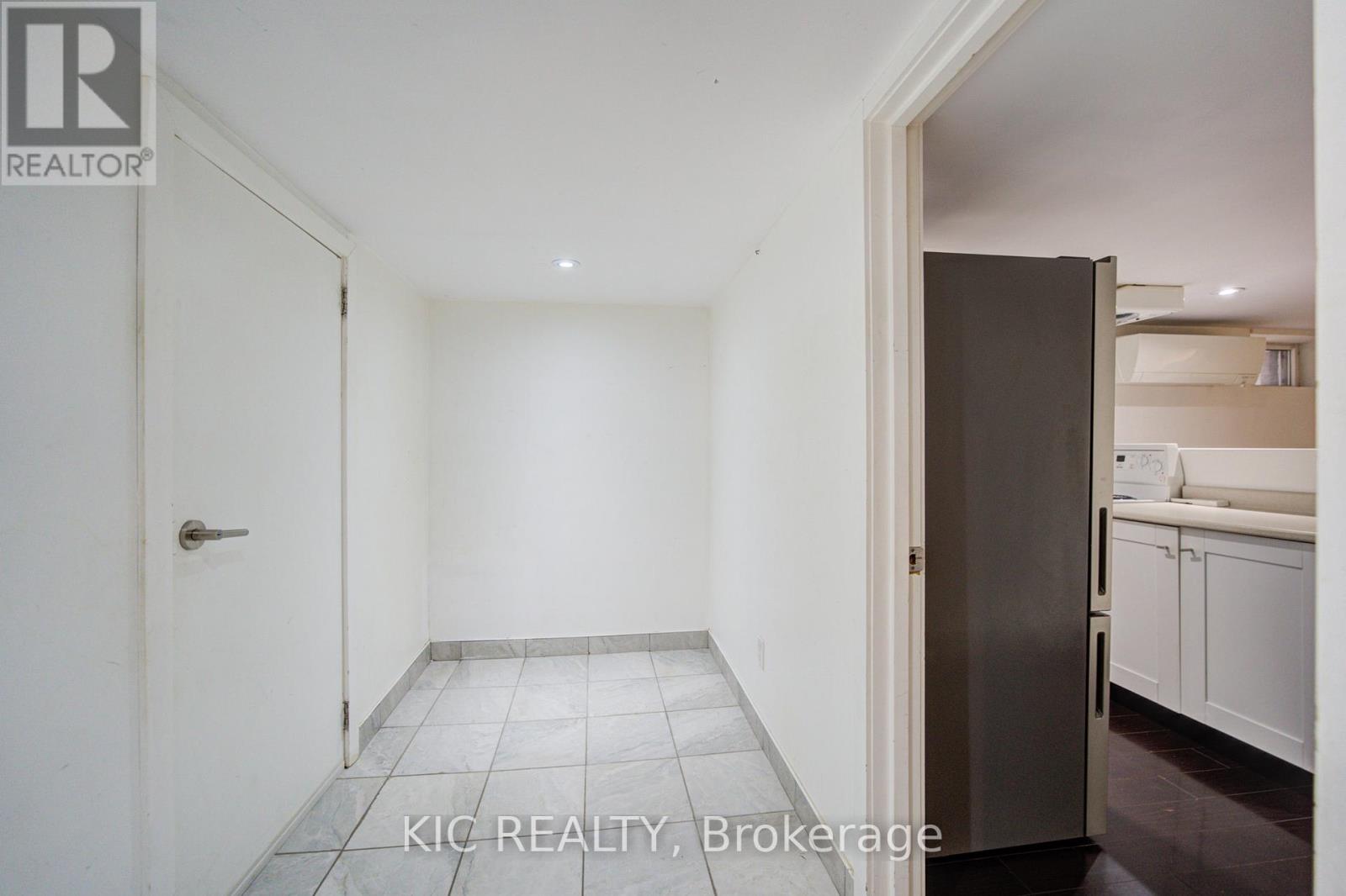 35 Montcalm Avenue, Toronto, Ontario  M6E 4N2 - Photo 32 - W13021562