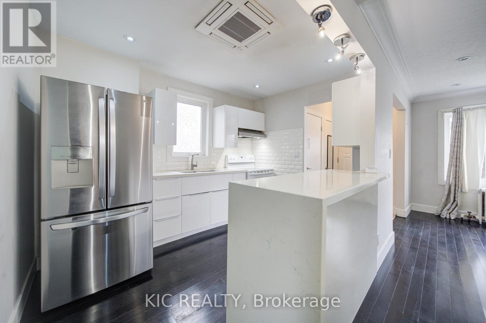 35 Montcalm Avenue, Toronto, Ontario  M6E 4N2 - Photo 6 - W13021562