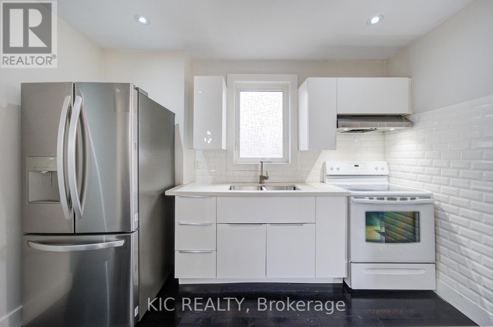 35 Montcalm Avenue, Toronto, Ontario  M6E 4N2 - Photo 7 - W13021562