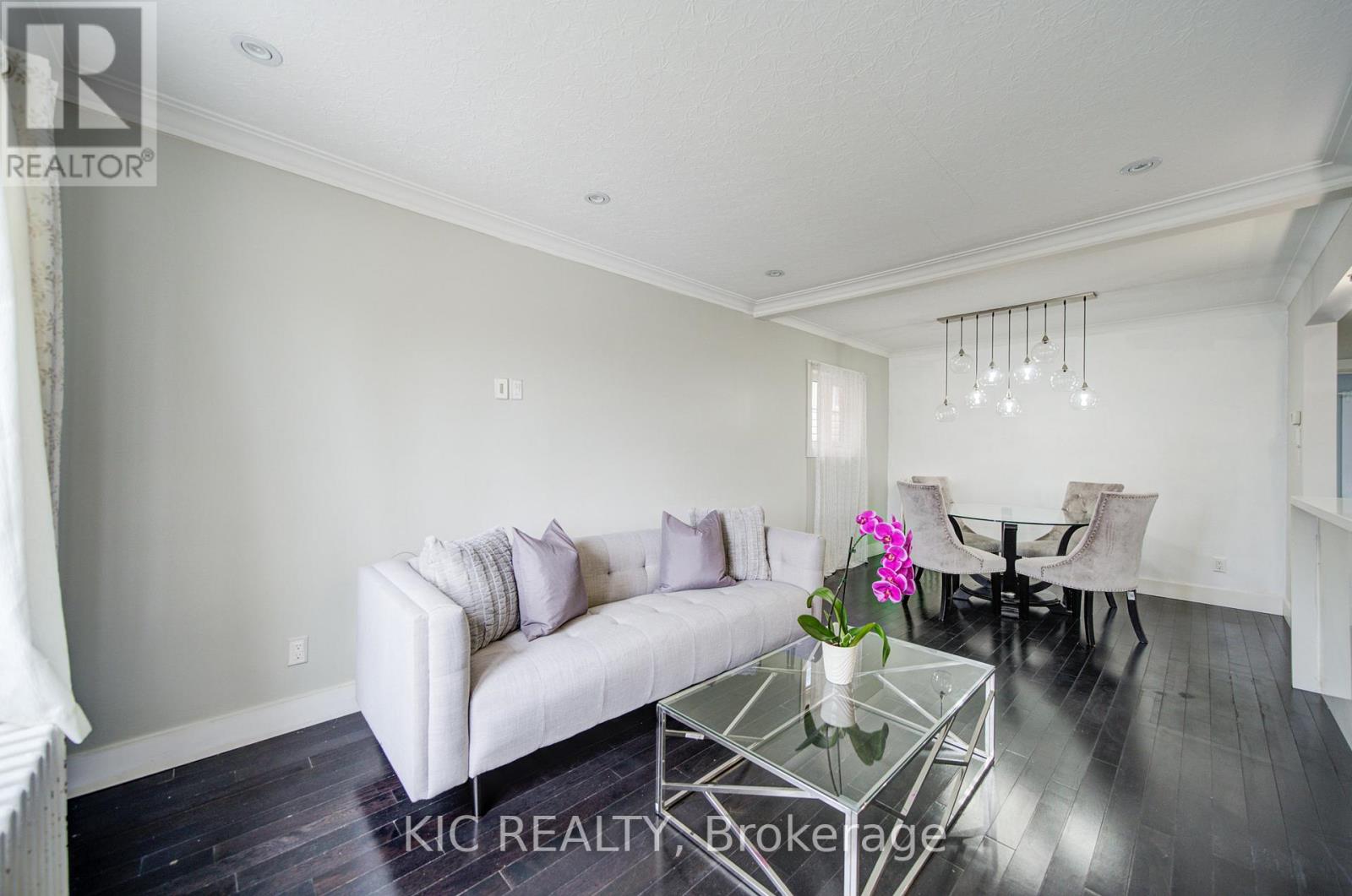 35 Montcalm Avenue, Toronto, Ontario  M6E 4N2 - Photo 9 - W13021562