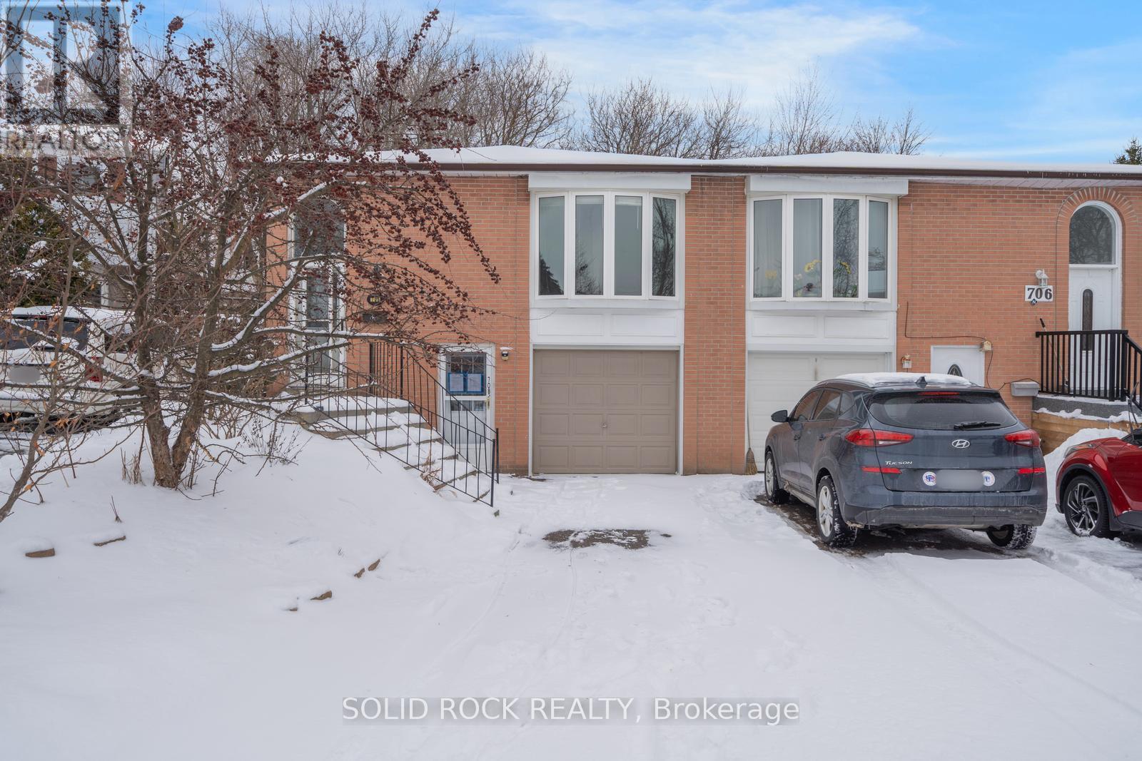 708 Jackson Court, Newmarket, Ontario  L3Y 5A6 - Photo 5 - N12902386