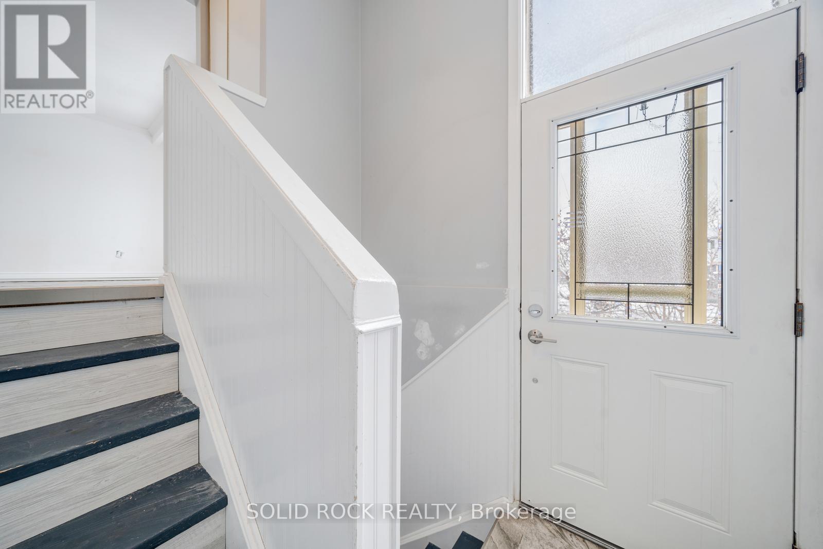 708 Jackson Court, Newmarket, Ontario  L3Y 5A6 - Photo 2 - N12902386