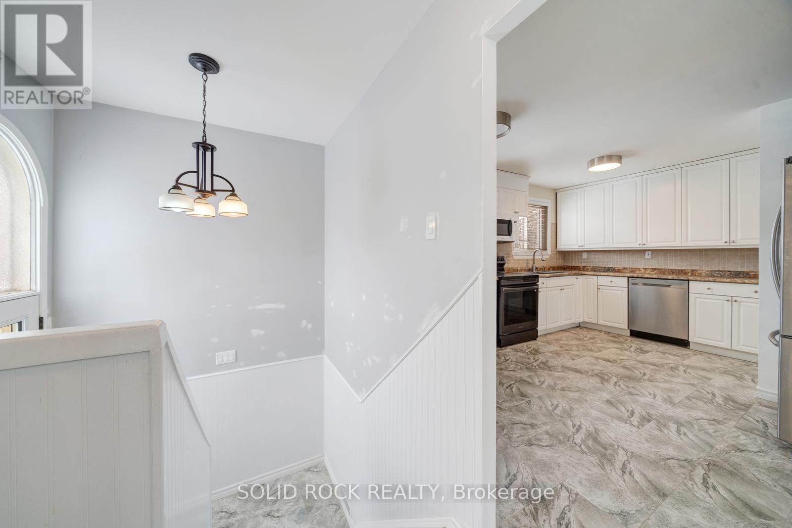 708 Jackson Court, Newmarket, Ontario  L3Y 5A6 - Photo 4 - N12902386