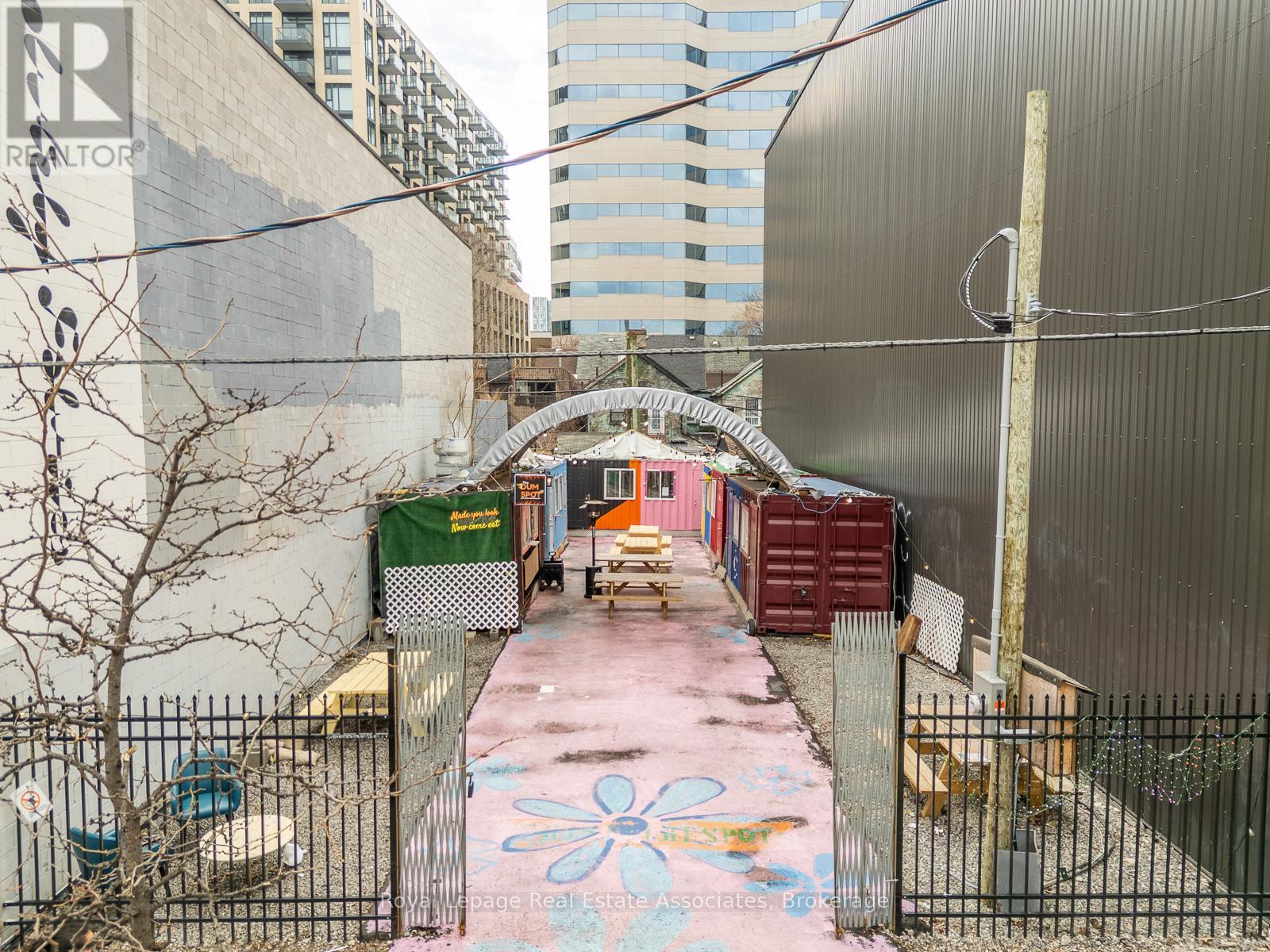 617 Queen Street W, Toronto, Ontario  M5V 2B7 - Photo 2 - C13021344