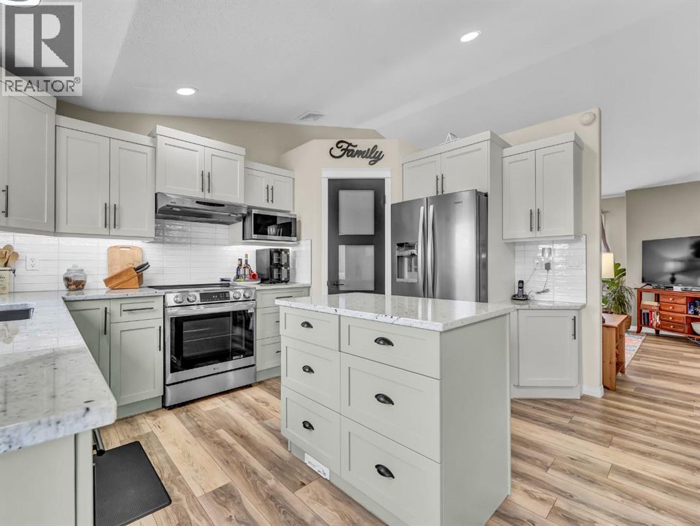 113 Vista Road Se, Medicine Hat, Alberta  T1B 4X6 - Photo 1 - A2302542