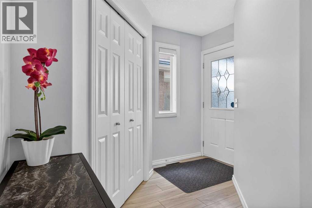 216 Royal Crest View NW, Calgary, Alberta  T3G 5W4 - Photo 2 - A2301515