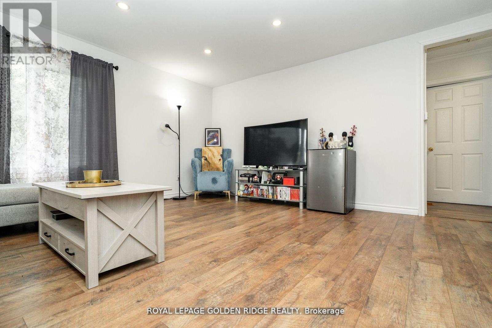 19 Lake Drive N, Georgina, Ontario  L4P 1A2 - Photo 6 - N12781082