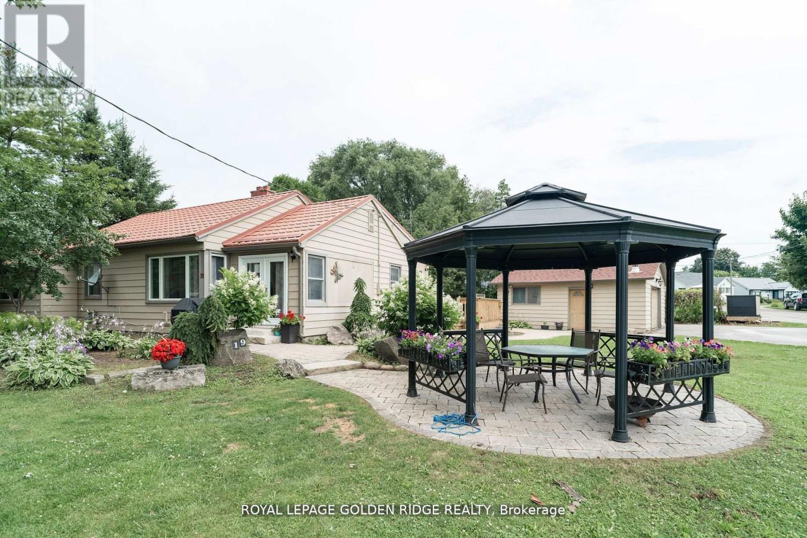 19 Lake Drive N, Georgina, Ontario  L4P 1A2 - Photo 3 - N12781082