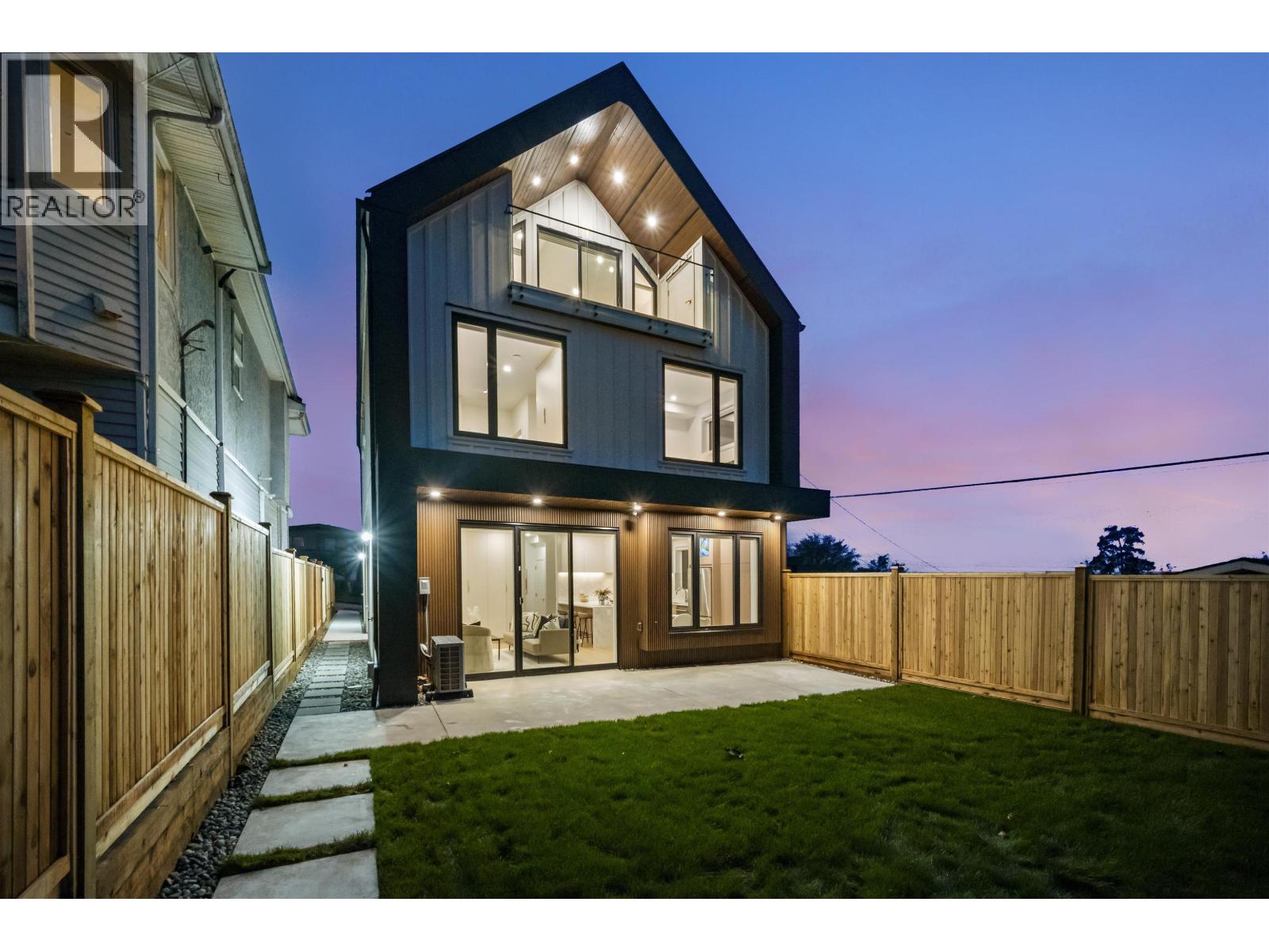 2 3623 TRIUMPH STREET, Vancouver, British Columbia
