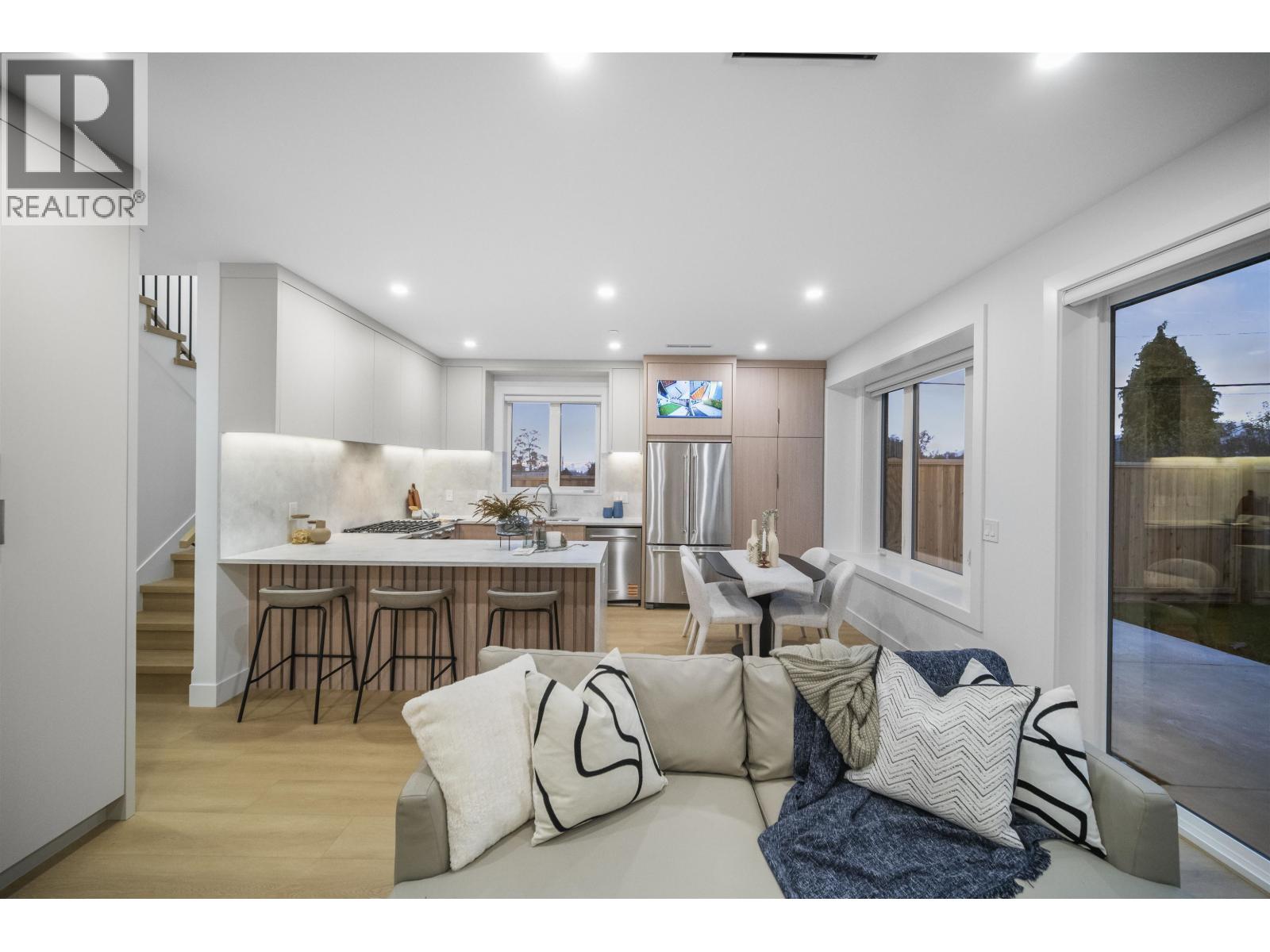 2 3623 Triumph Street, Vancouver, British Columbia  V5K 1V4 - Photo 4 - R3113423