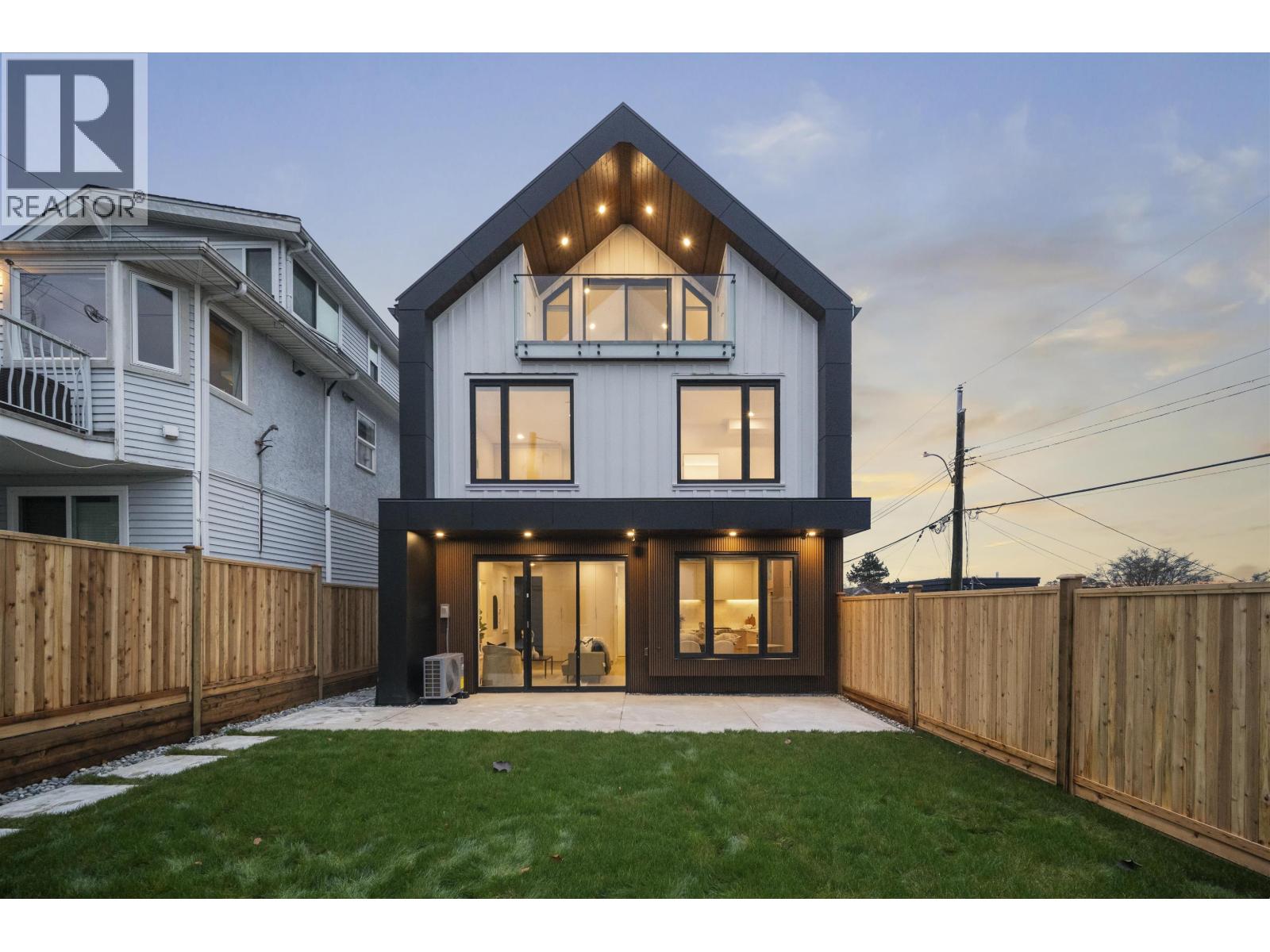 2 3623 Triumph Street, Vancouver, British Columbia  V5K 1V4 - Photo 2 - R3113423