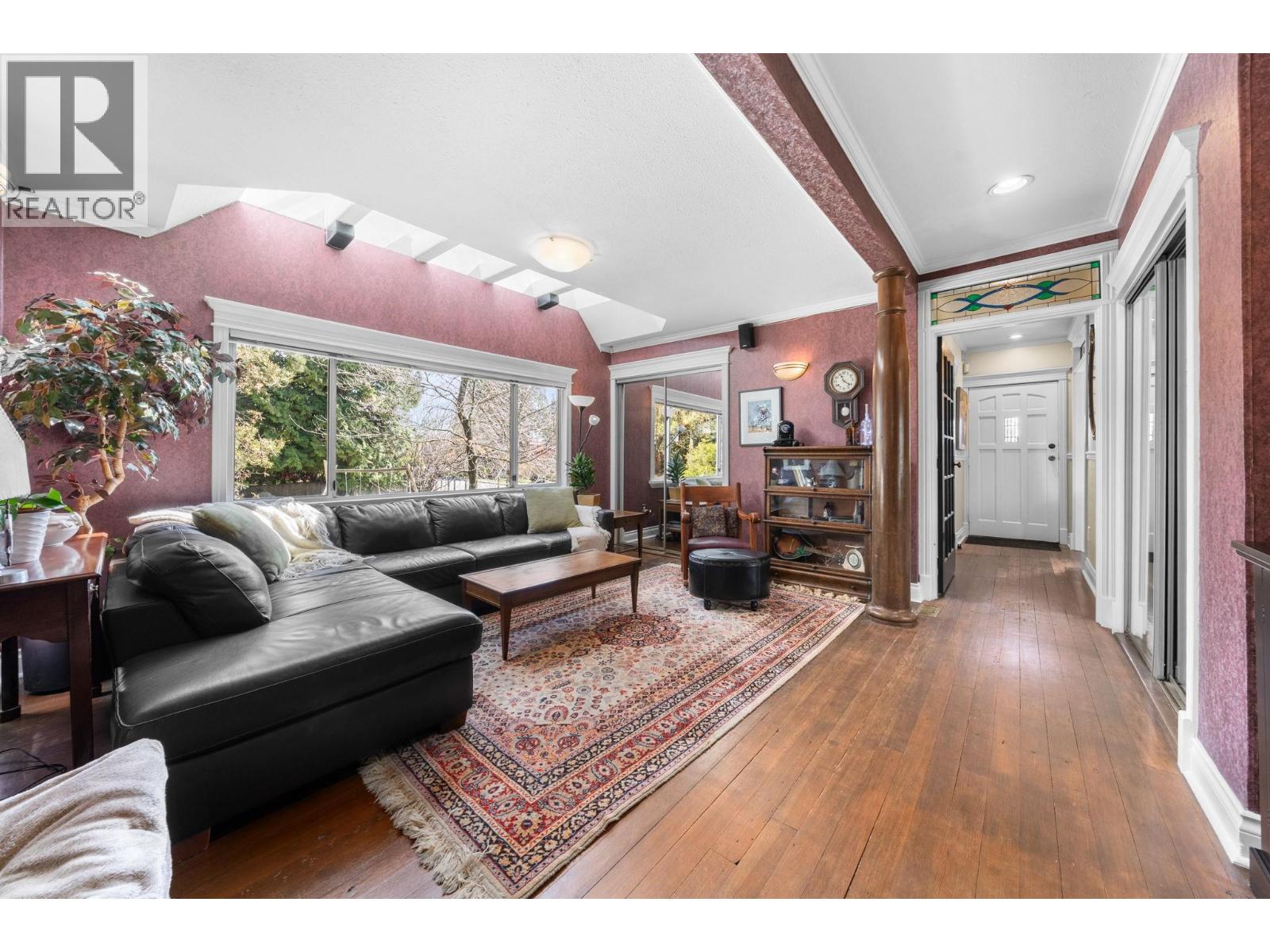 628 E 5th Street, North Vancouver, British Columbia  V7L 1M7 - Photo 2 - R3111195