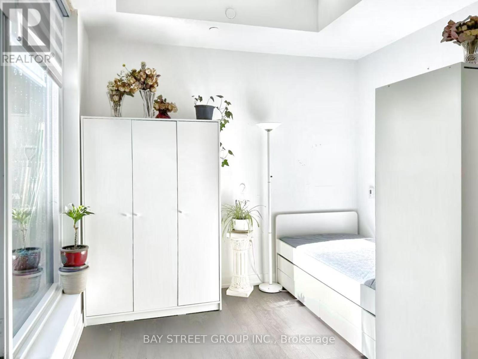 304 - 8 Olympic Garden Drive, Toronto, Ontario  M2M 0B9 - Photo 3 - C12998250