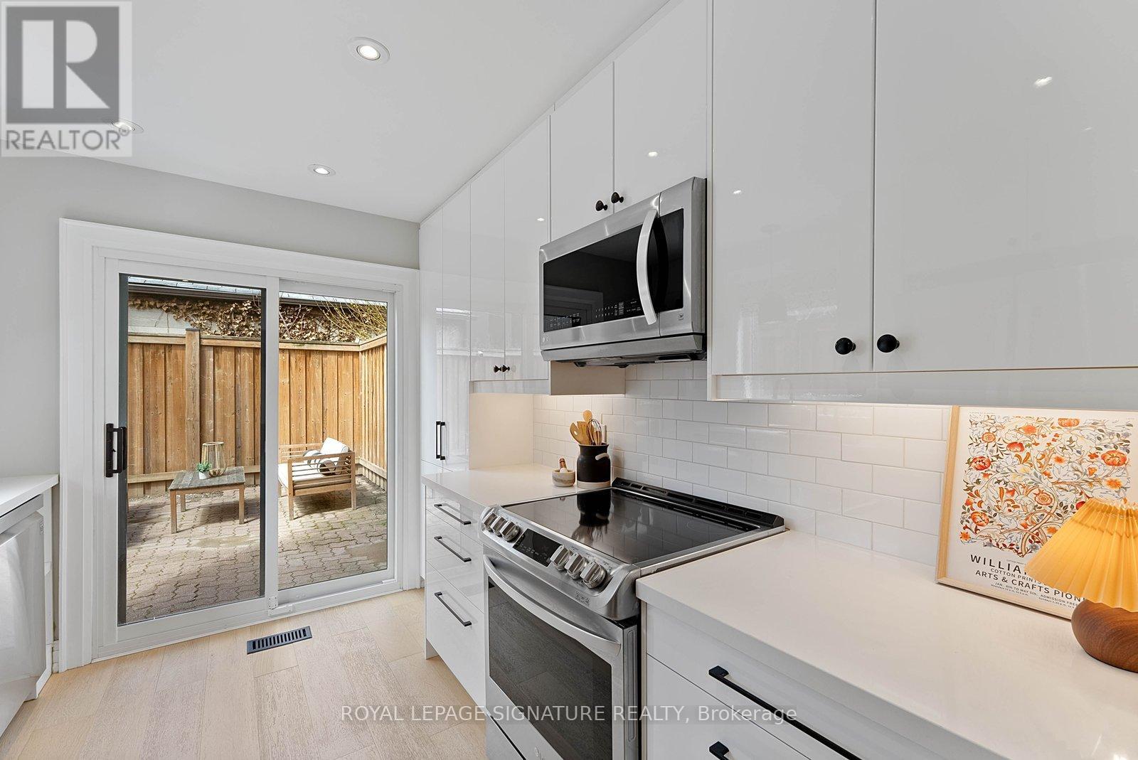 100 Sussex Avenue, Toronto, Ontario  M5S 1K3 - Photo 13 - C13021828