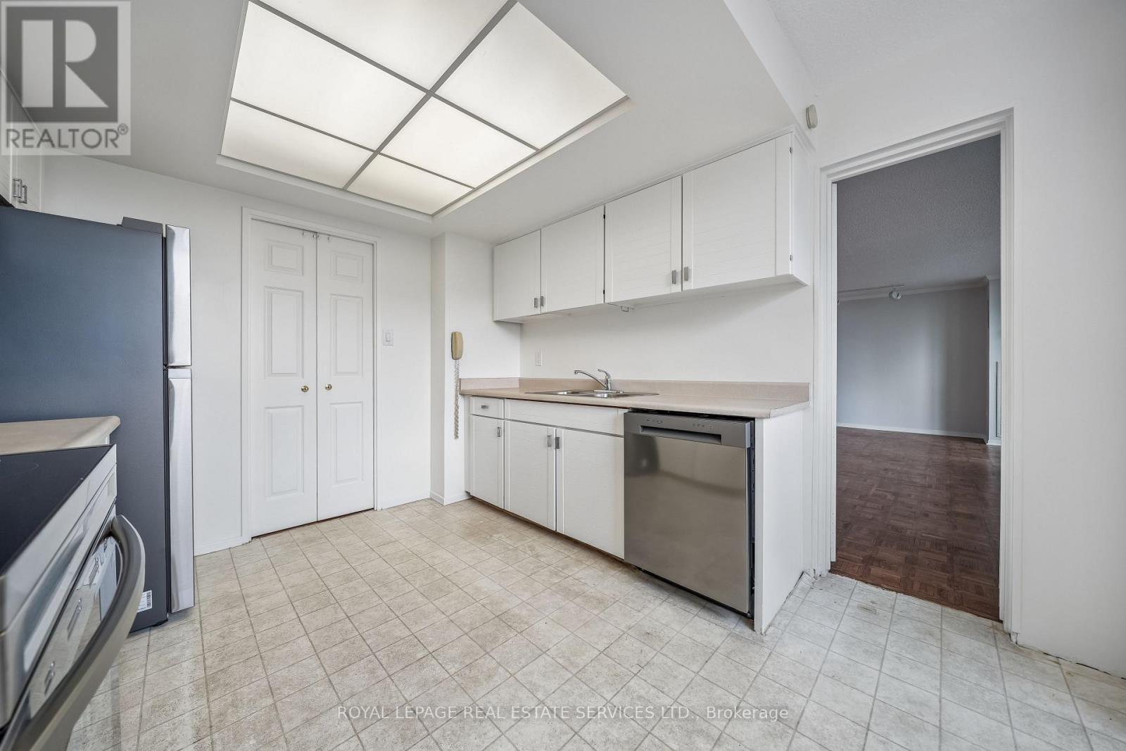 2001 - 75 Wynford Heights Crescent, Toronto, Ontario  M3C 3H9 - Photo 11 - C13021832