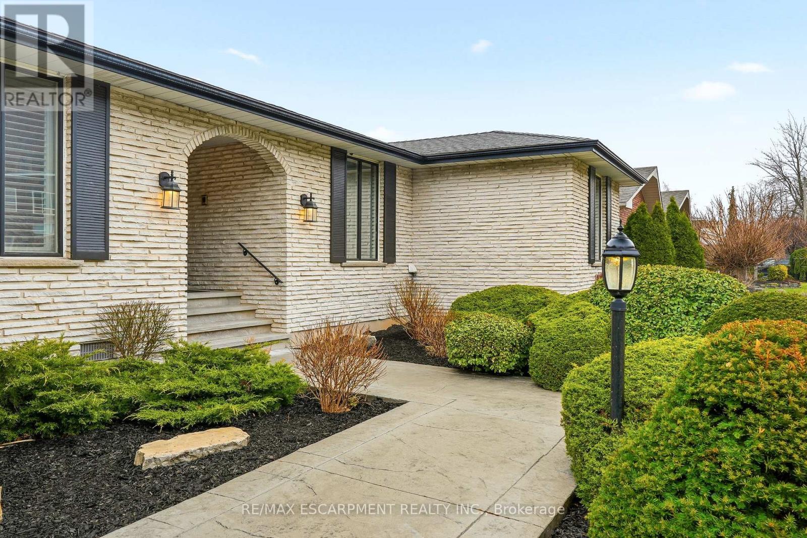 43 Maple Drive, Hamilton, Ontario  L8G 3C4 - Photo 3 - X13021636