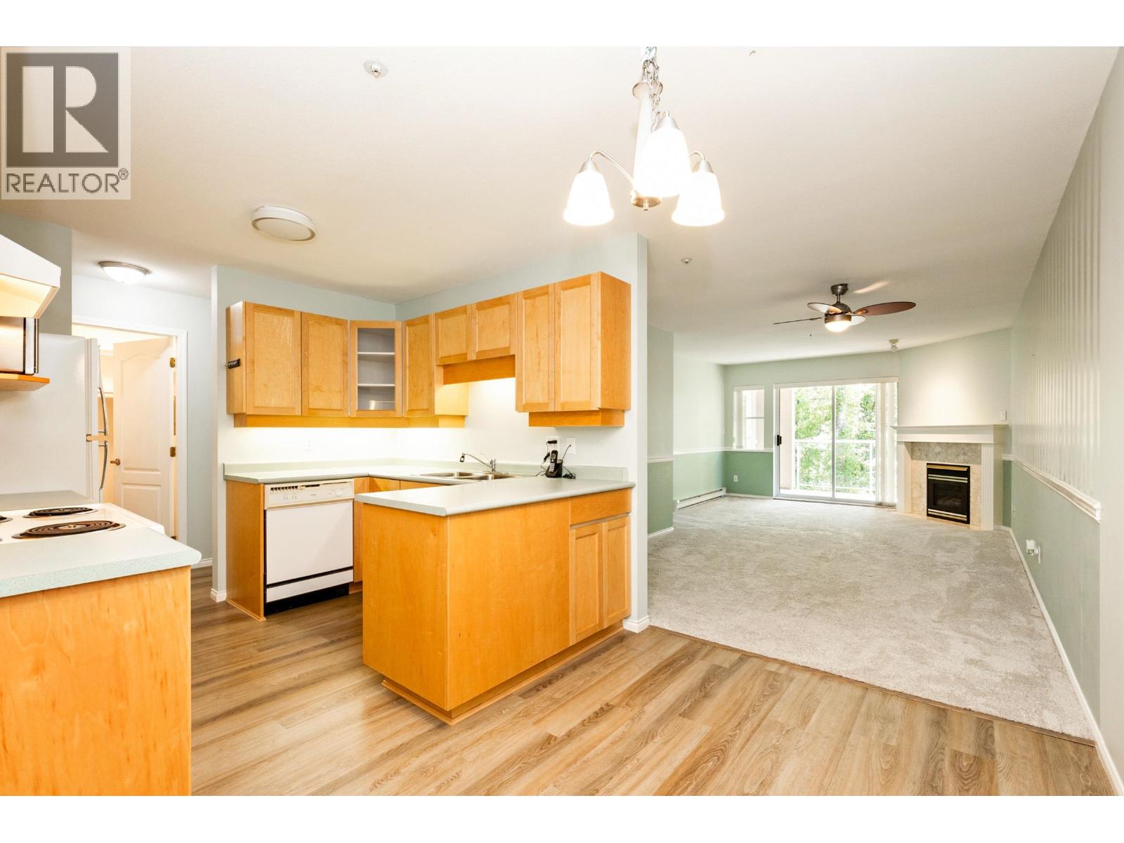 302 22722 Lougheed Highway, Maple Ridge, British Columbia  V2X 2V6 - Photo 14 - R3103794