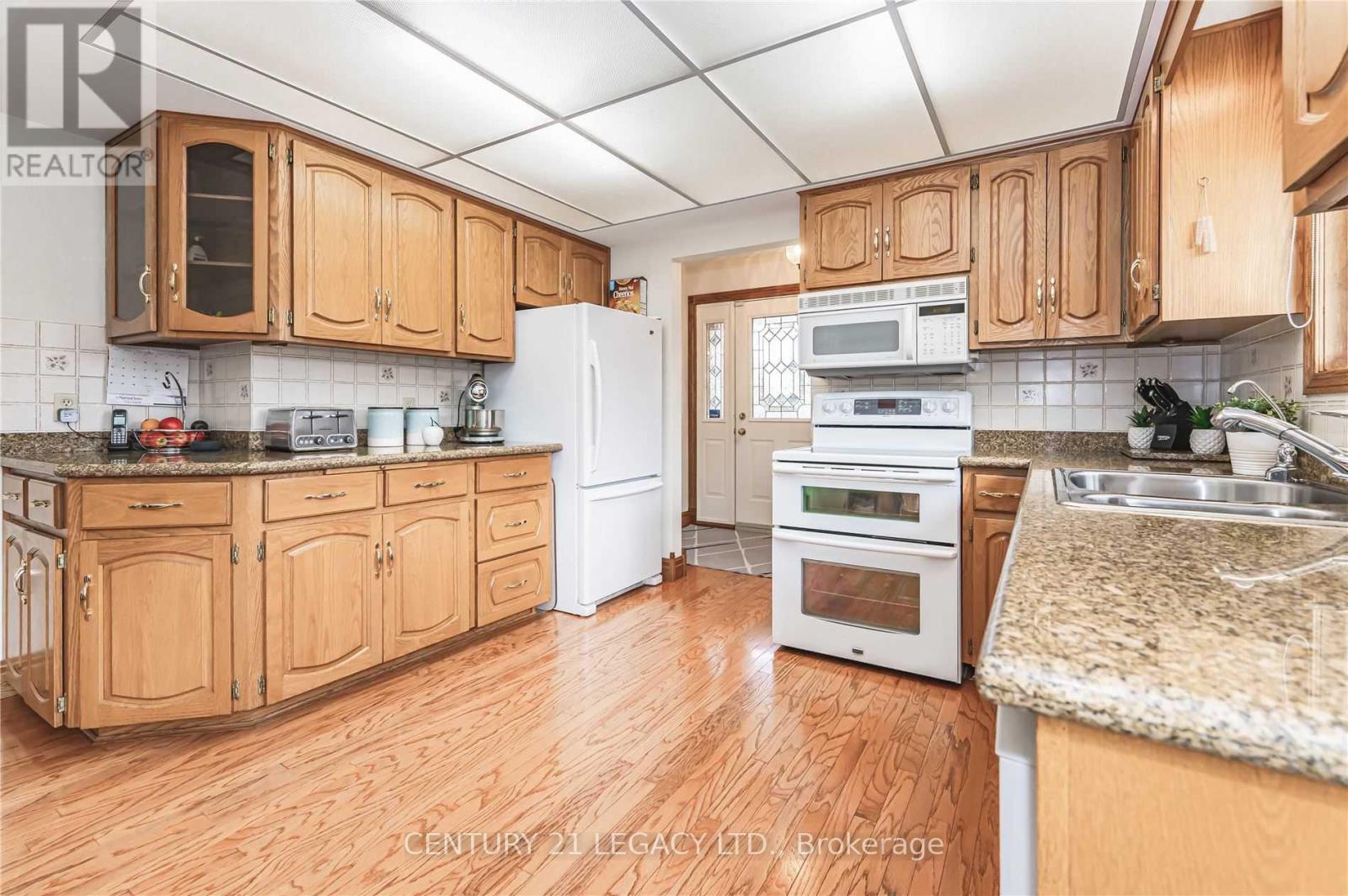 (Upper) - 2067 Old Mill Road, Kitchener, Ontario  N2P 1E4 - Photo 4 - X13021858